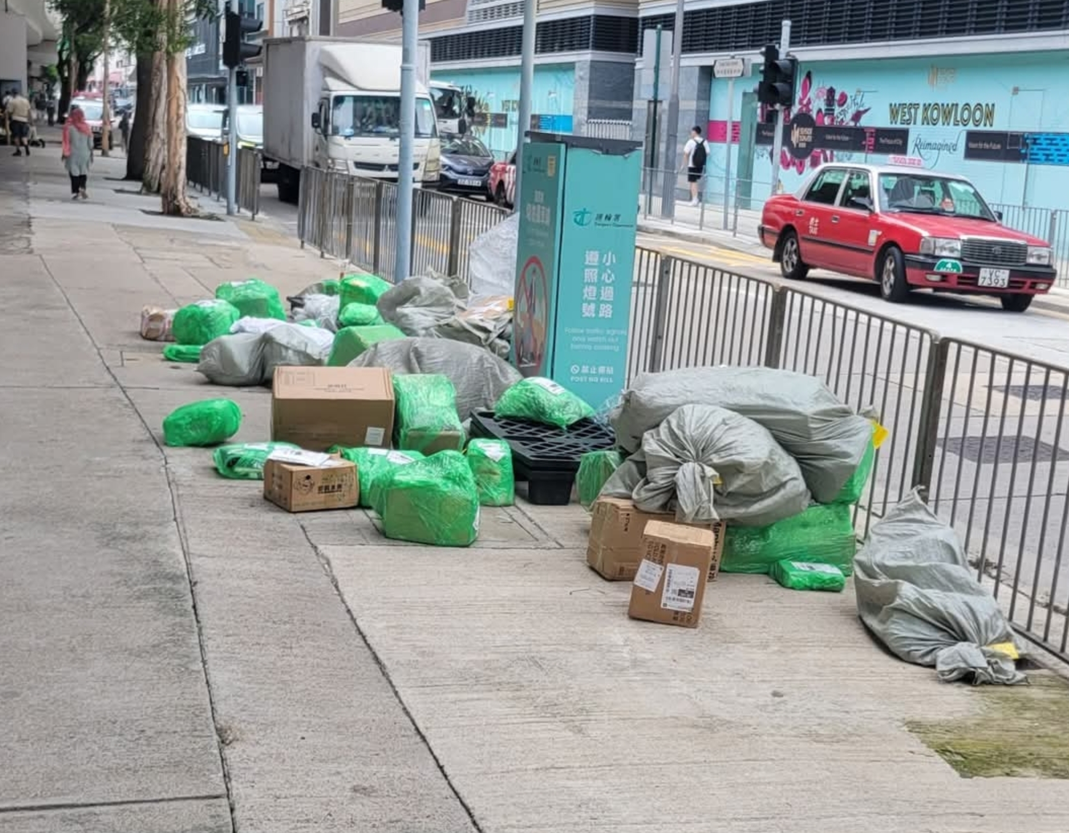 東張西望報料｜內地網購「送貨上門」變貨物擺滿街　包裹堆積阻路兼擋消防設施　市民怒轟：投訴一年都無用 （觀眾陳小姐提供）