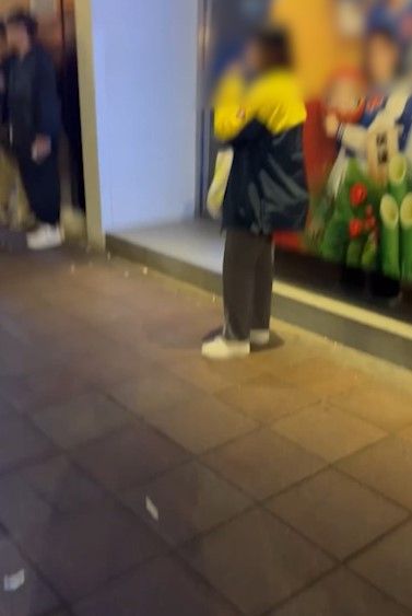 港鐵職員街頭穿制服吸煙被拍