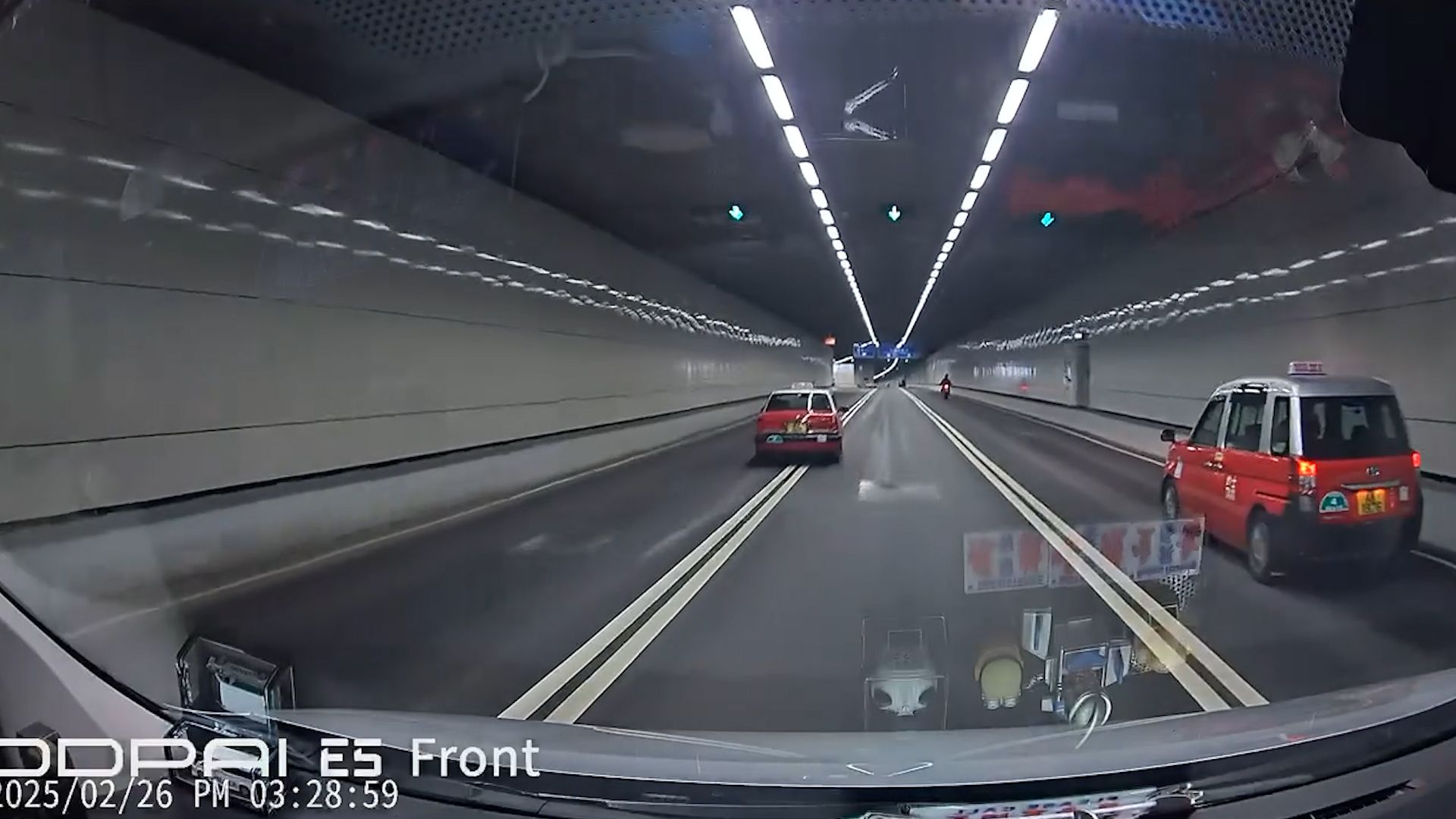 的士無法無天隧道內公然越雙白線。(影片截圖)