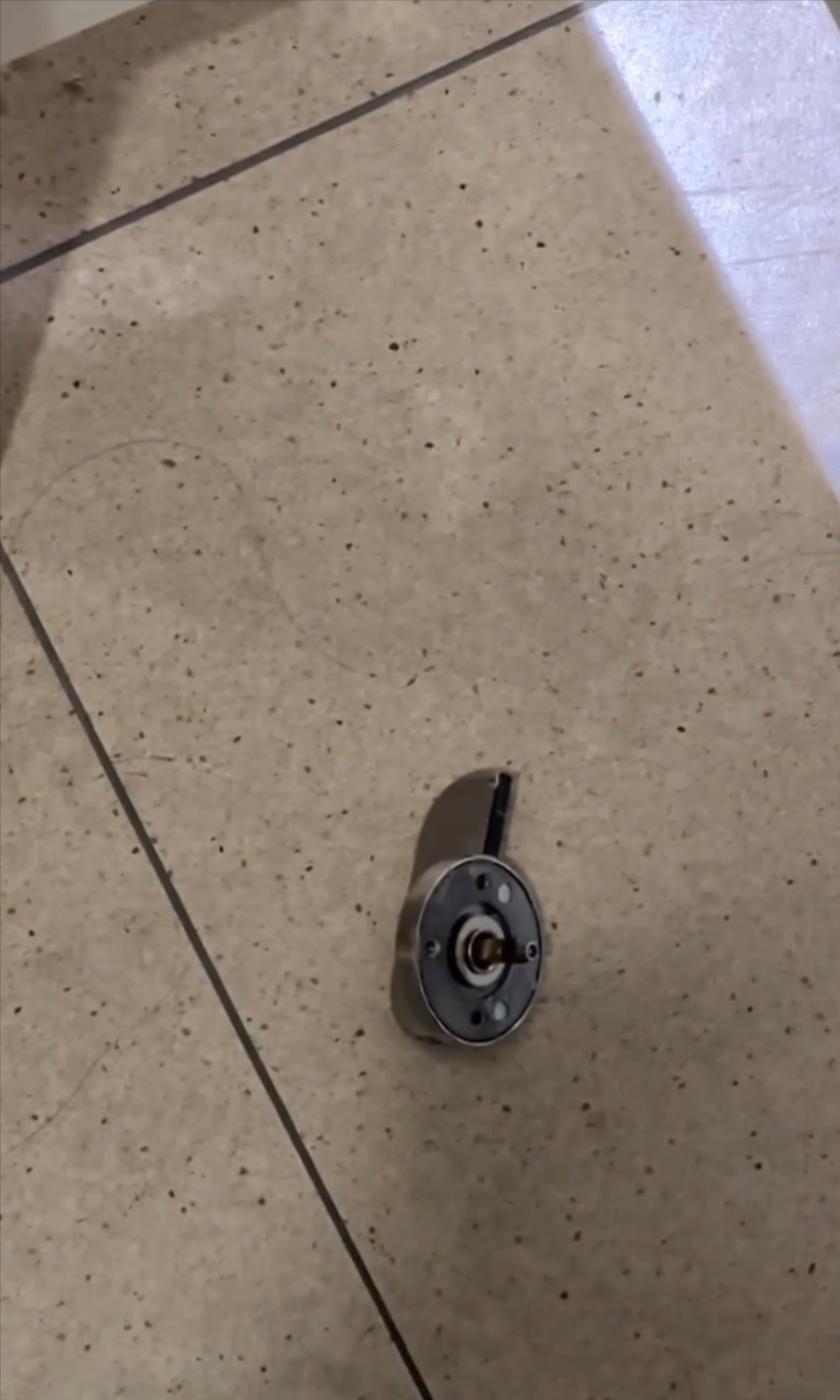 東張西望報料｜機場女洗手間如廁被內地大媽撞爛門鎖　事主：荒謬指數十粒星