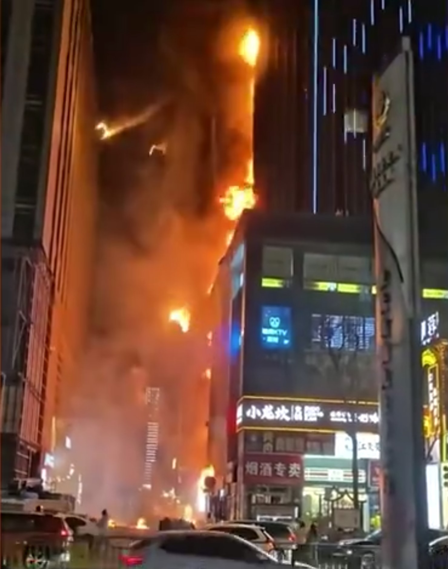 事發時大樓火勢猛烈，火舌不斷竄出，並冒出濃煙，且不時有著火物件從高樓墮下。（網上影片截圖）