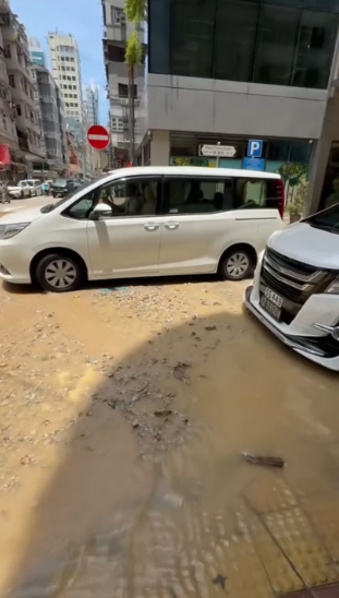 有片｜油麻地鹹水管爆裂　寶靈街路面湧現黃泥水 沙石四濺交通受阻
