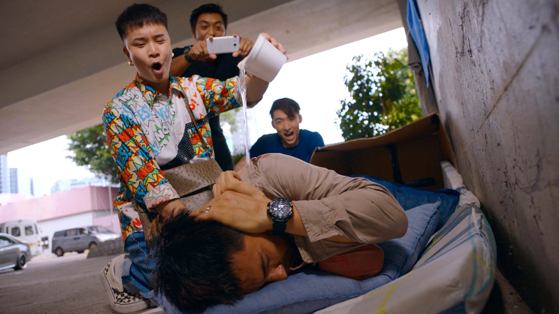 魚蛋仔帶人欺負阿鏈，仲攞湯倒頭淋阿鏈。