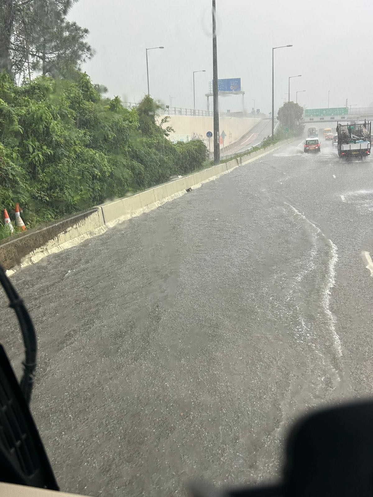 黃雨｜吐露港公路往沙田方向嚴重水浸