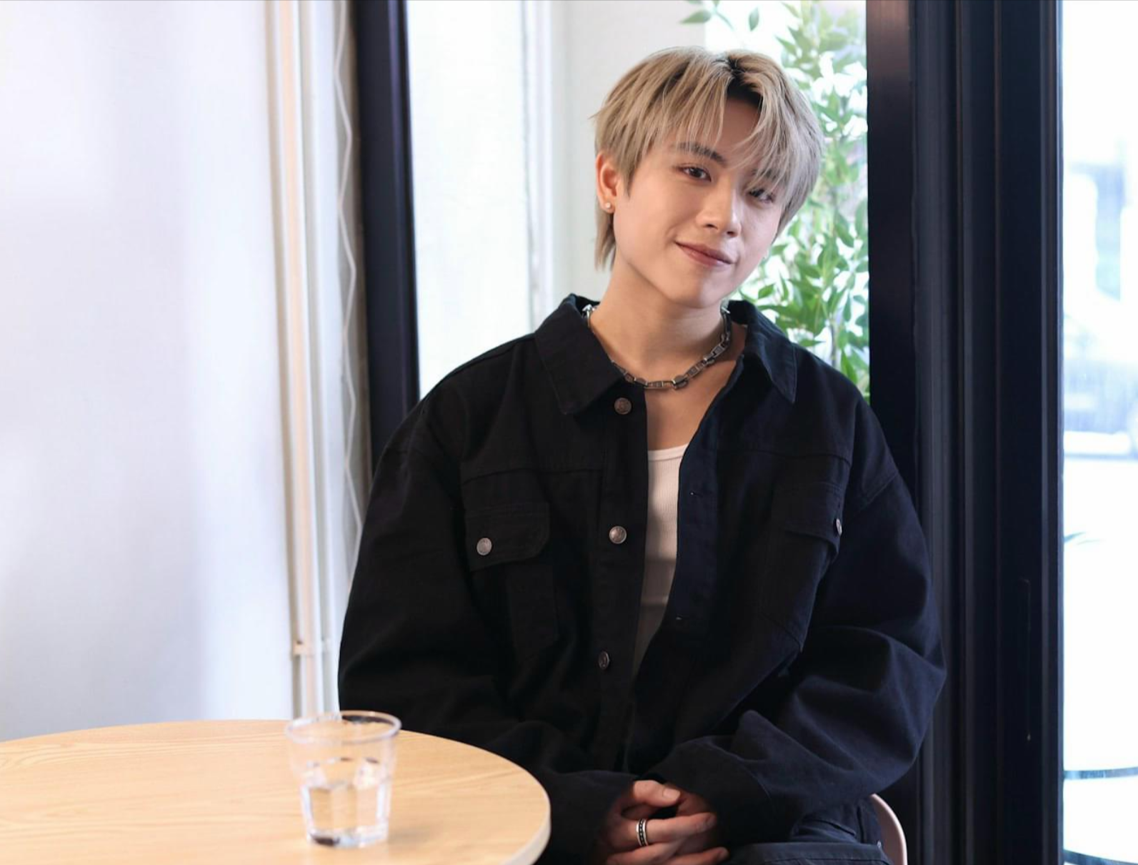 英皇娛樂前歌手黃峻𤋮（原名 黃子晉）涉嫌上門找前度復合時被拒，其後威脅要發布女方私密照，早前他承認一項「未經同意下威脅發布私密影像」罪。