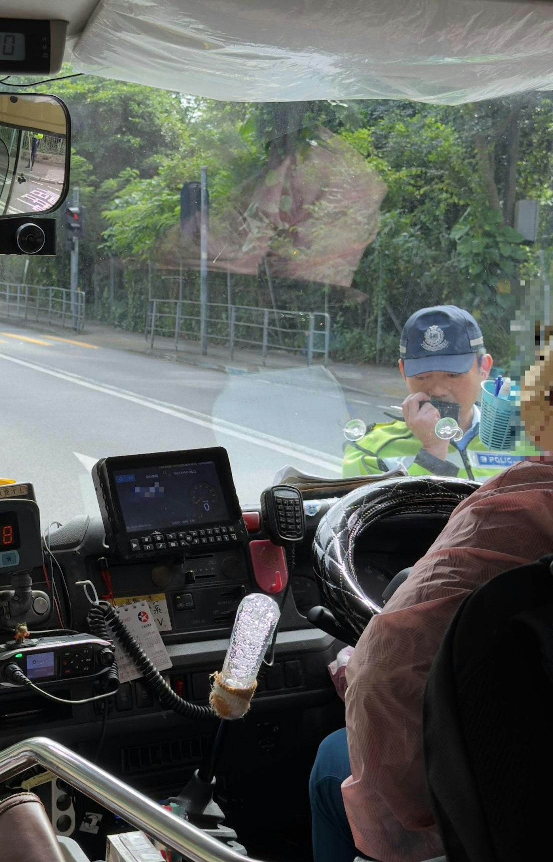 行動中，警員喬裝為乘客登上公共小巴，共有31名乘客沒有穩妥繫上安全帶，之後將會向相關違例人士發出傳票。（警方圖片）