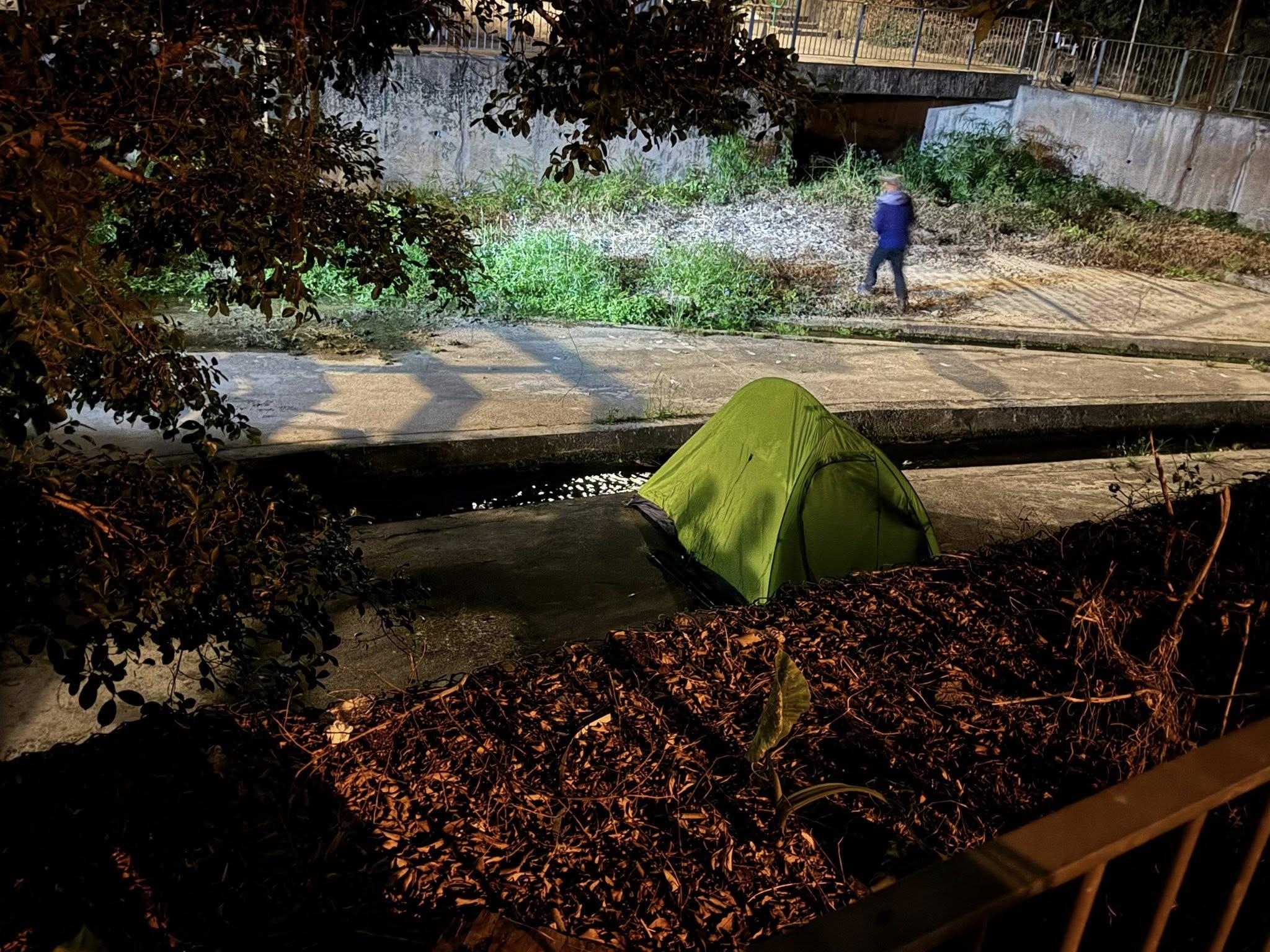 內地男女挑戰衛奕信徑體力透支明渠邊紮營驚動村民報警　警方到場勸喻：隨時有洪水風險！