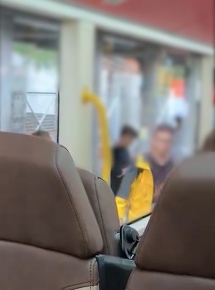 有片｜巴士阿叔大鬧車廂稱要「等埋老婆」　乘客鼓譟　結局最終居然這樣！
