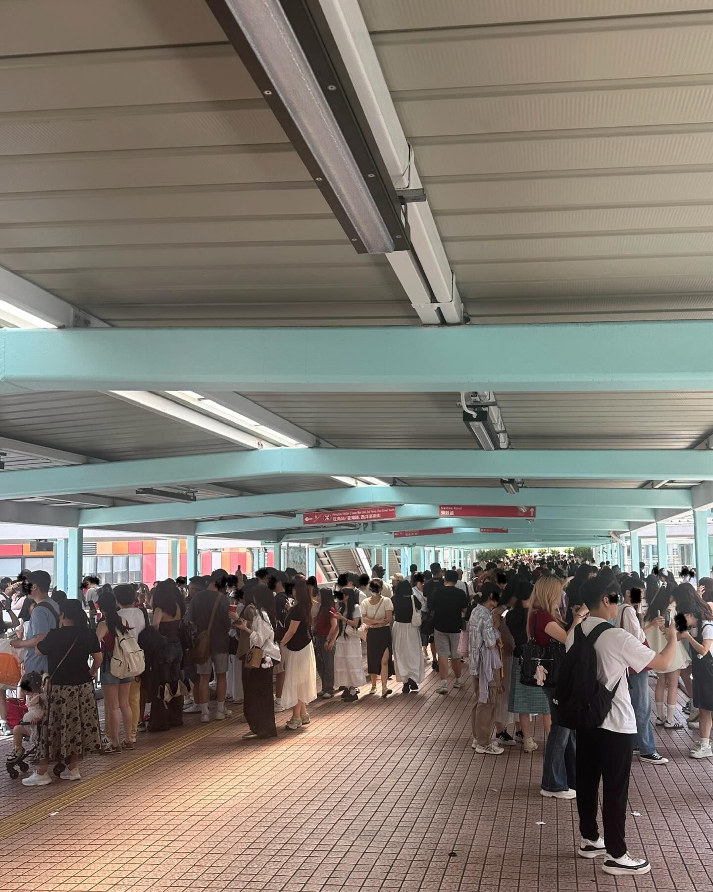 而近年深受內地人歡迎的西貢東壩、旺角道行人天橋等亦同樣被「逼滿人」。