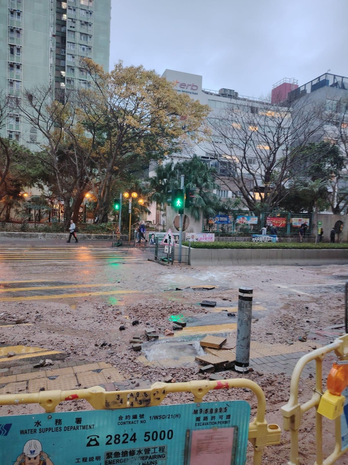 小西灣道爆鹹水管。(FB@植潔鈴 Elaine Chik)