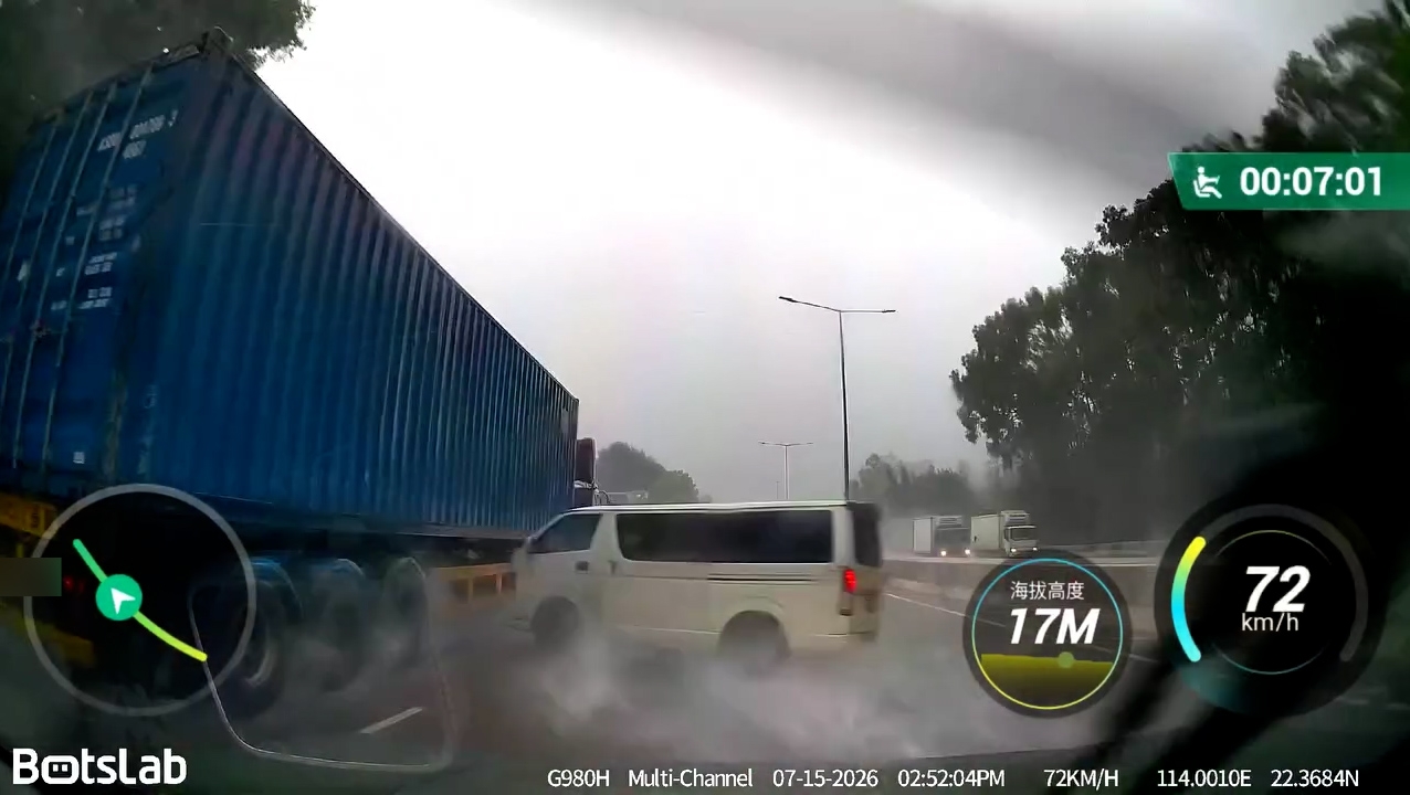 一輛客貨車沿屯門公路行駛至近大欖涌時，疑因天雨路滑而失控，由最右線猛然向左橫越3線