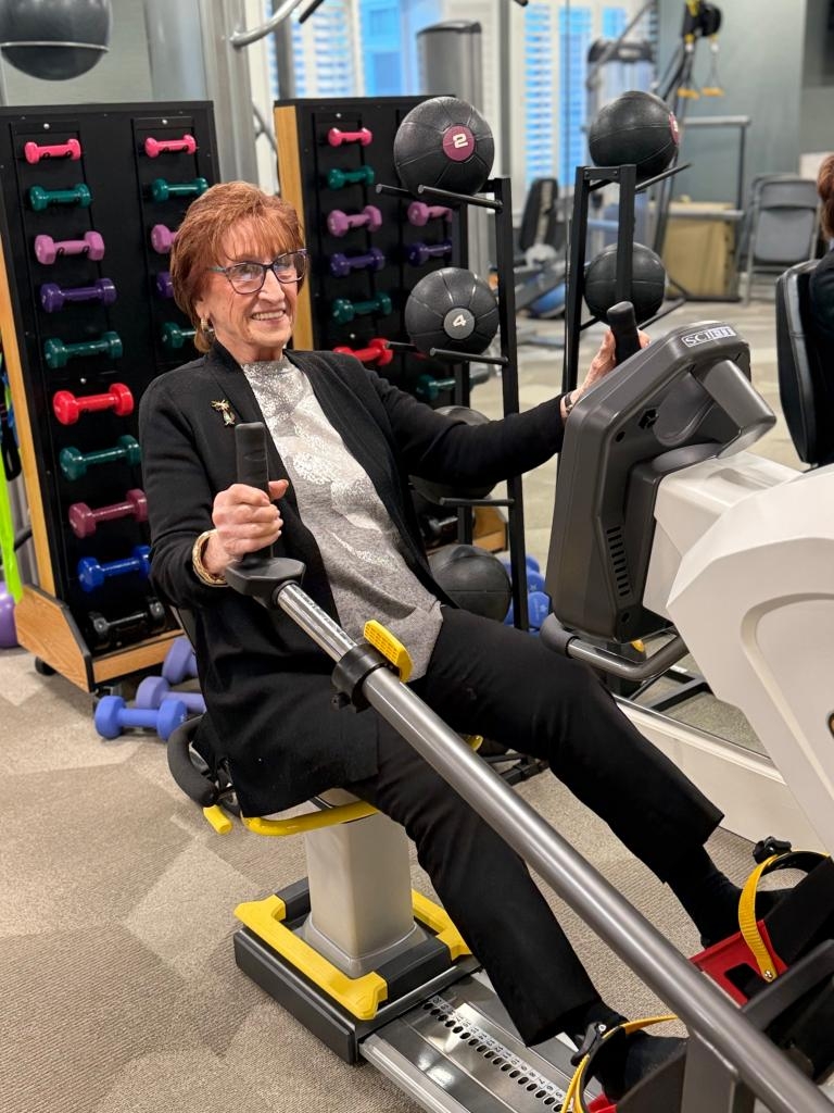 雪莉·戈德曼在臥式橢圓機上鍛鍊時面帶微笑。