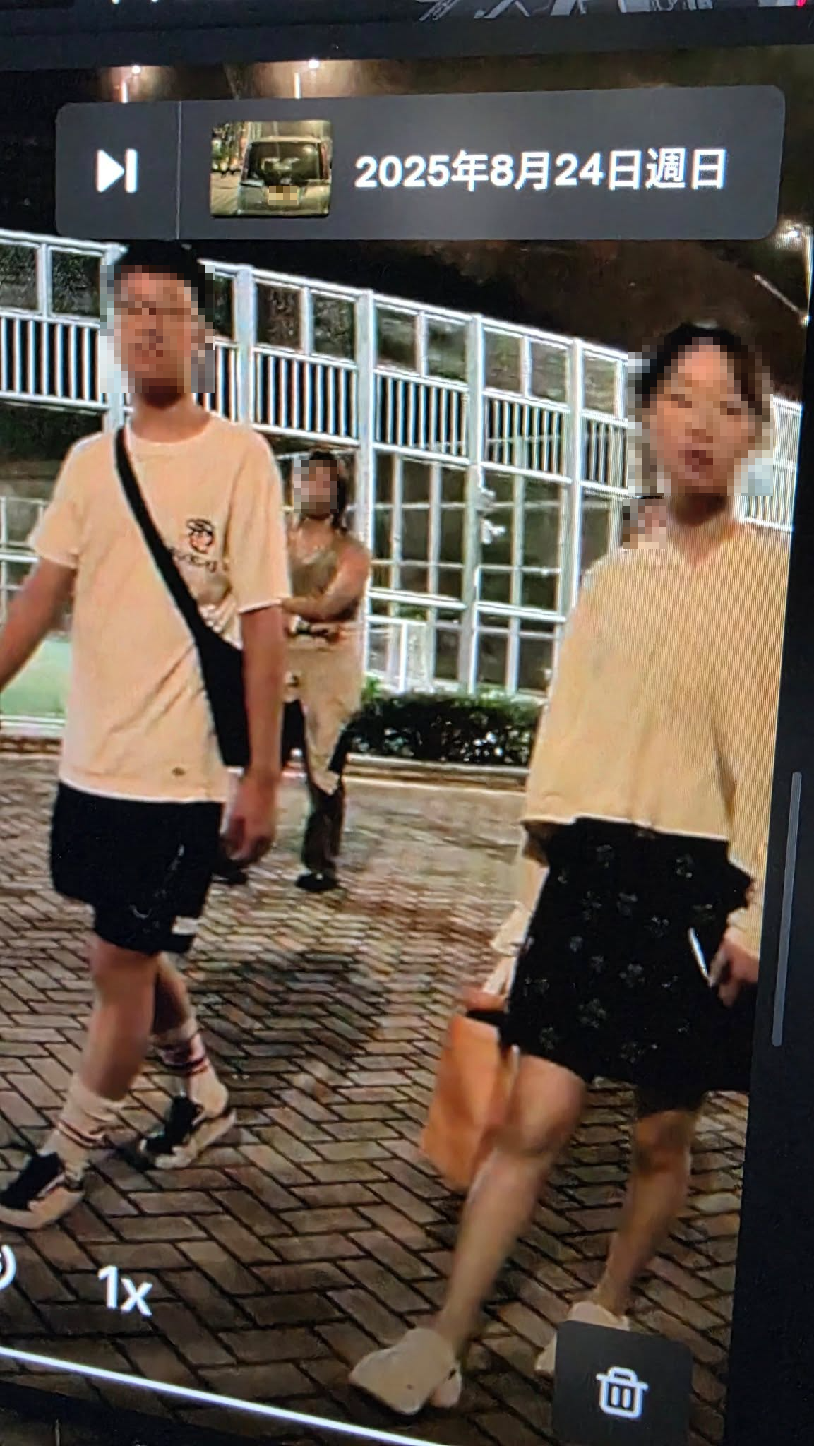 4名年少男女接近樓主座駕。（Facebook圖片／車cam L（香港群組）／Kelvin Li）