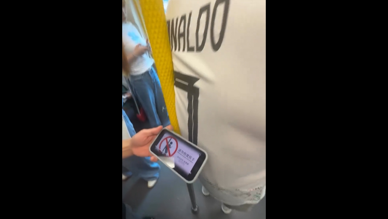 有網民即時分享自己在港鐵車廂實測使用，成功令對方離開扶手位置
