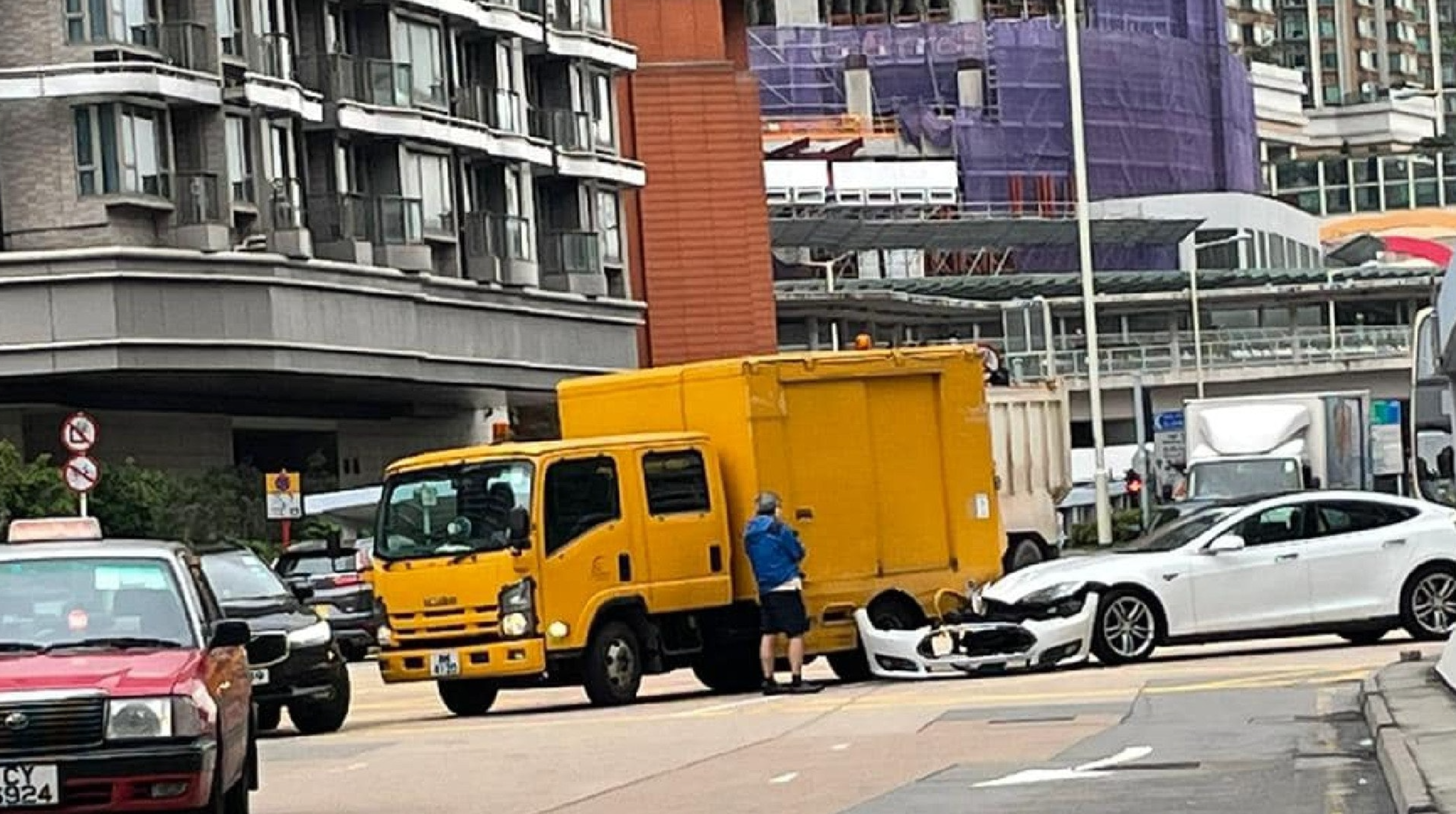 照片所見，Tesla私家車車頭嚴重損毀，泵把甩脫