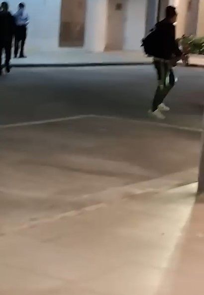 安達邨外賣員被男子爆粗追打，有人自稱為「三合會」成員。(影片截圖)