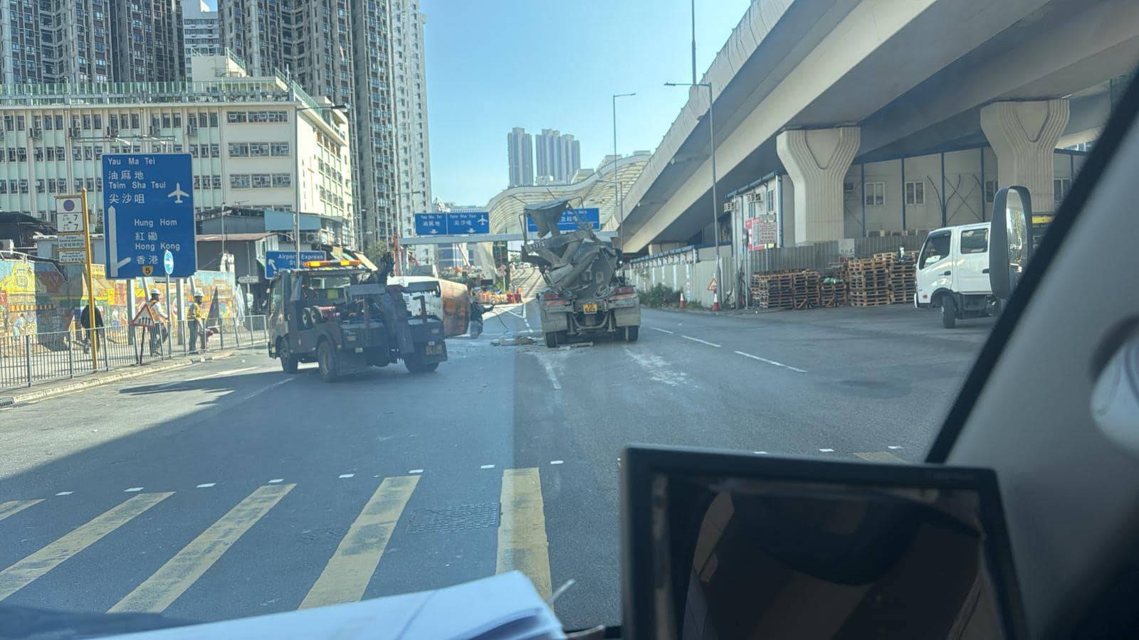 油麻地田螺車車斗甩脫卡馬路