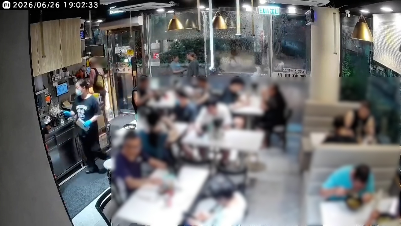 幸好員工從他進入店舖開始已有所留意，才成功喝止他返回付款。