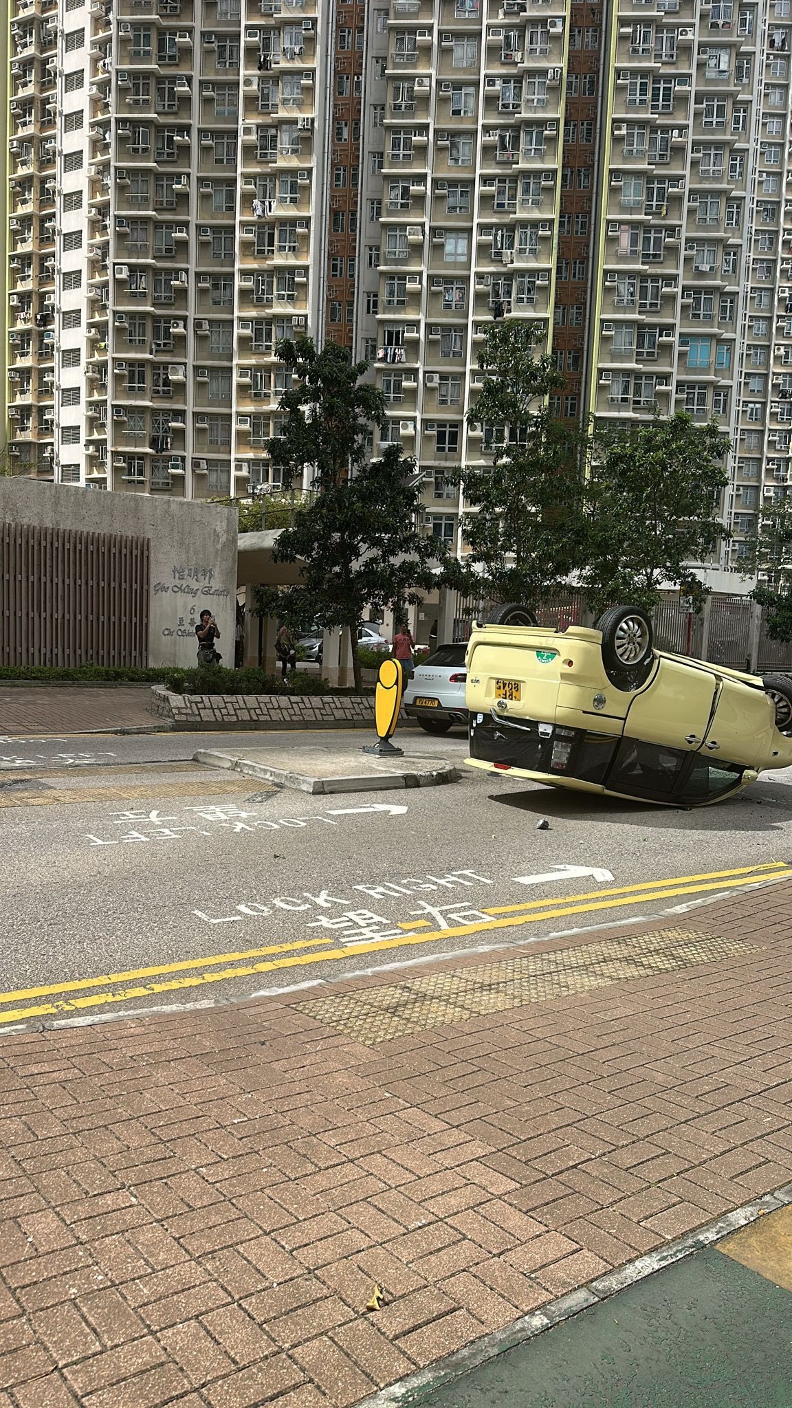 將軍澳怡明邨對出Mini Cooper離奇翻車　司機獲救無受傷