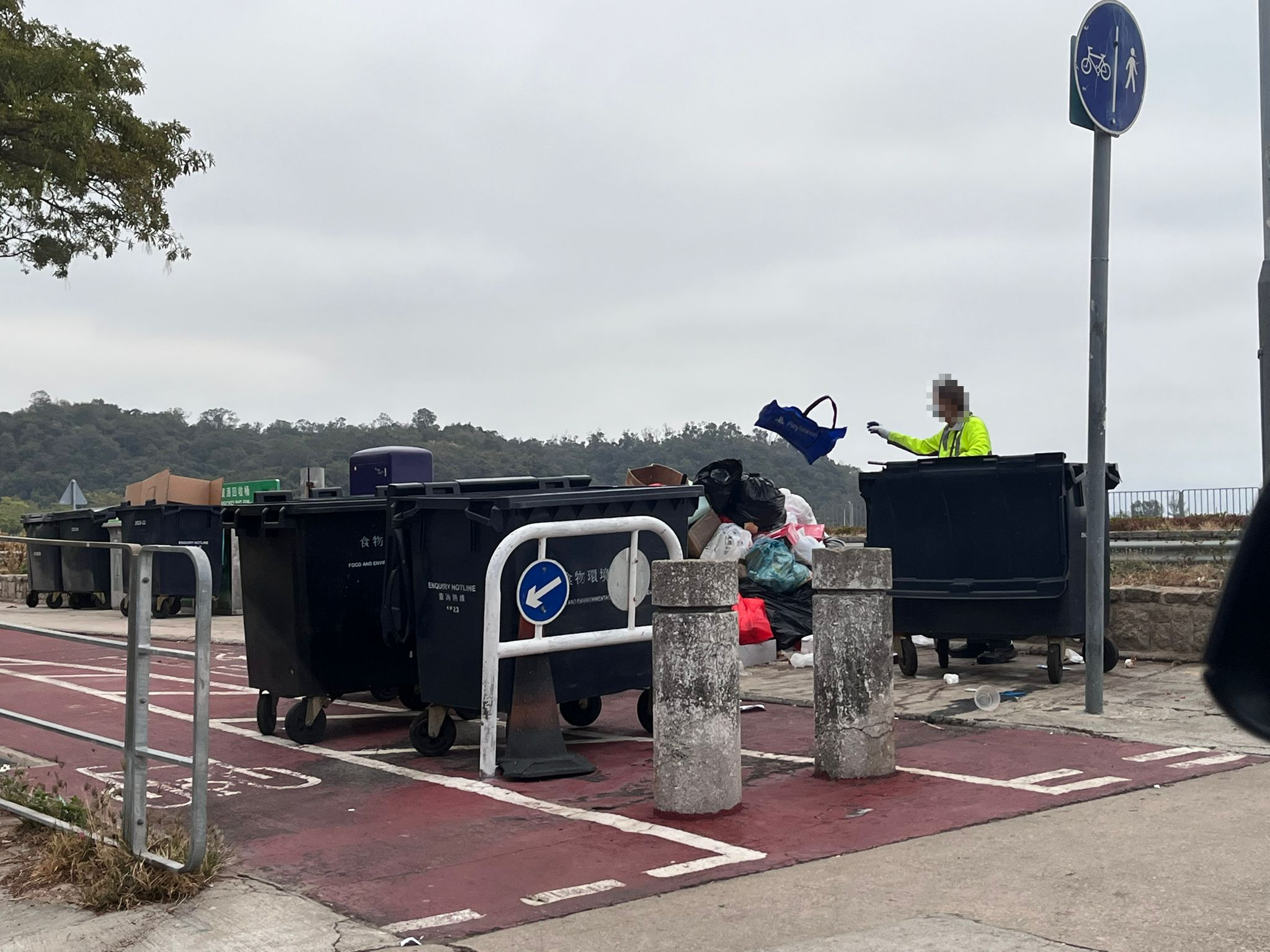 在大埔龍尾村，垃圾被放置在行人路再收集。（報料觀眾提供圖片）