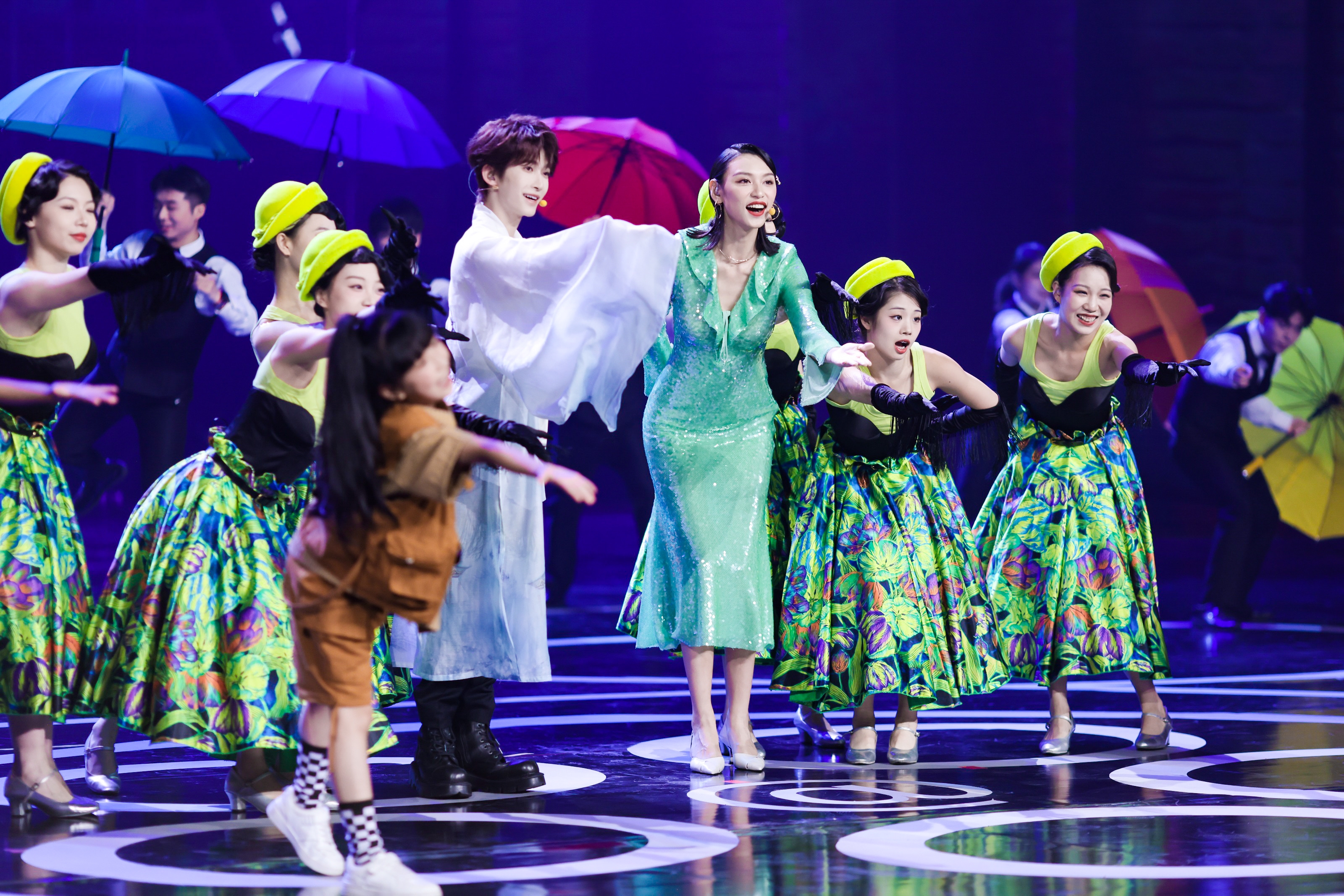 Louise以表演嘉賓身分參與開場表演。