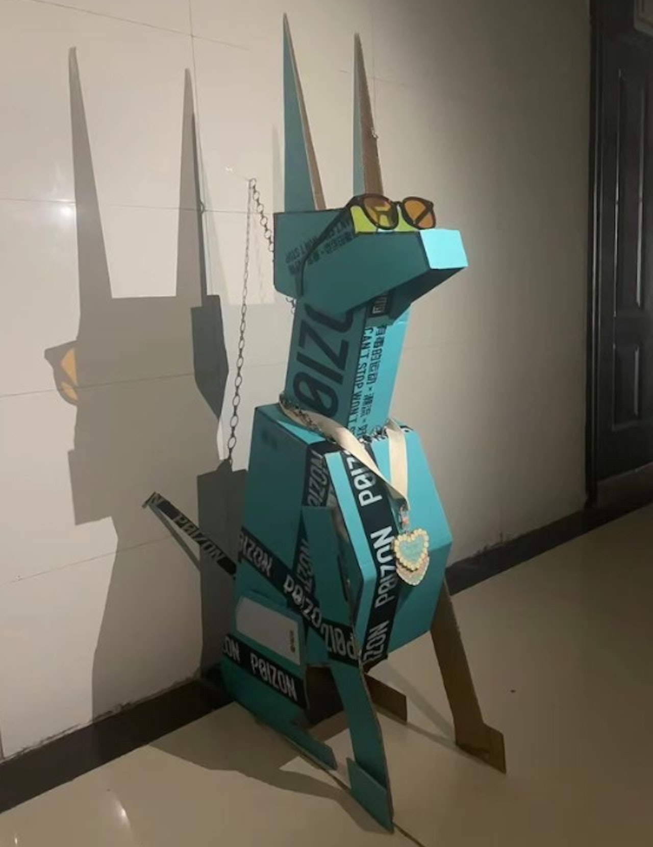 「紙盒狗」主要用廢紙造成，但非常唯肖唯妙（網上圖片)