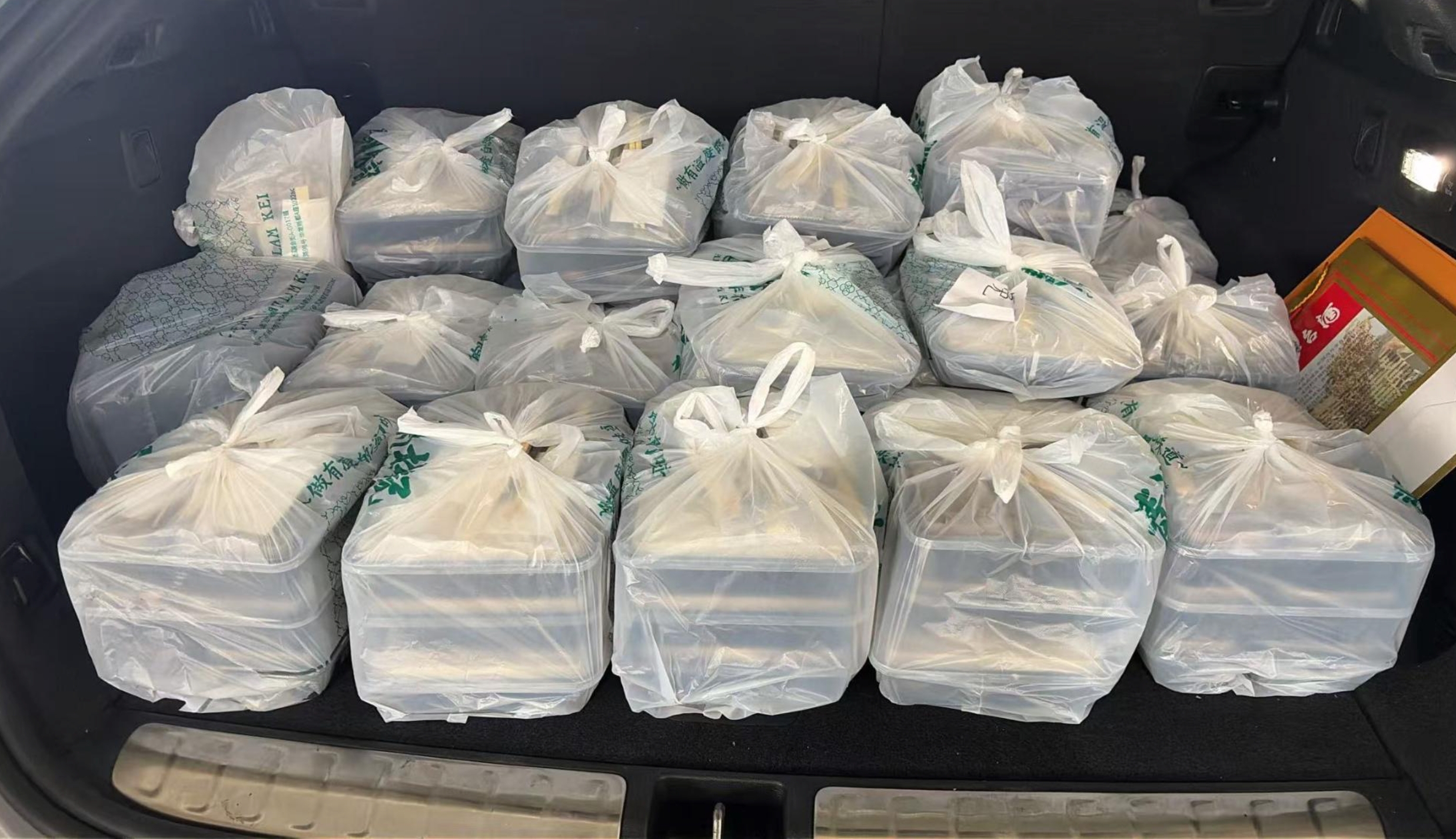 澳門男返內地買「51公斤飯盒」藏車尾箱偷運入境　口岸過關斷正被捕 （澳門海關提供）