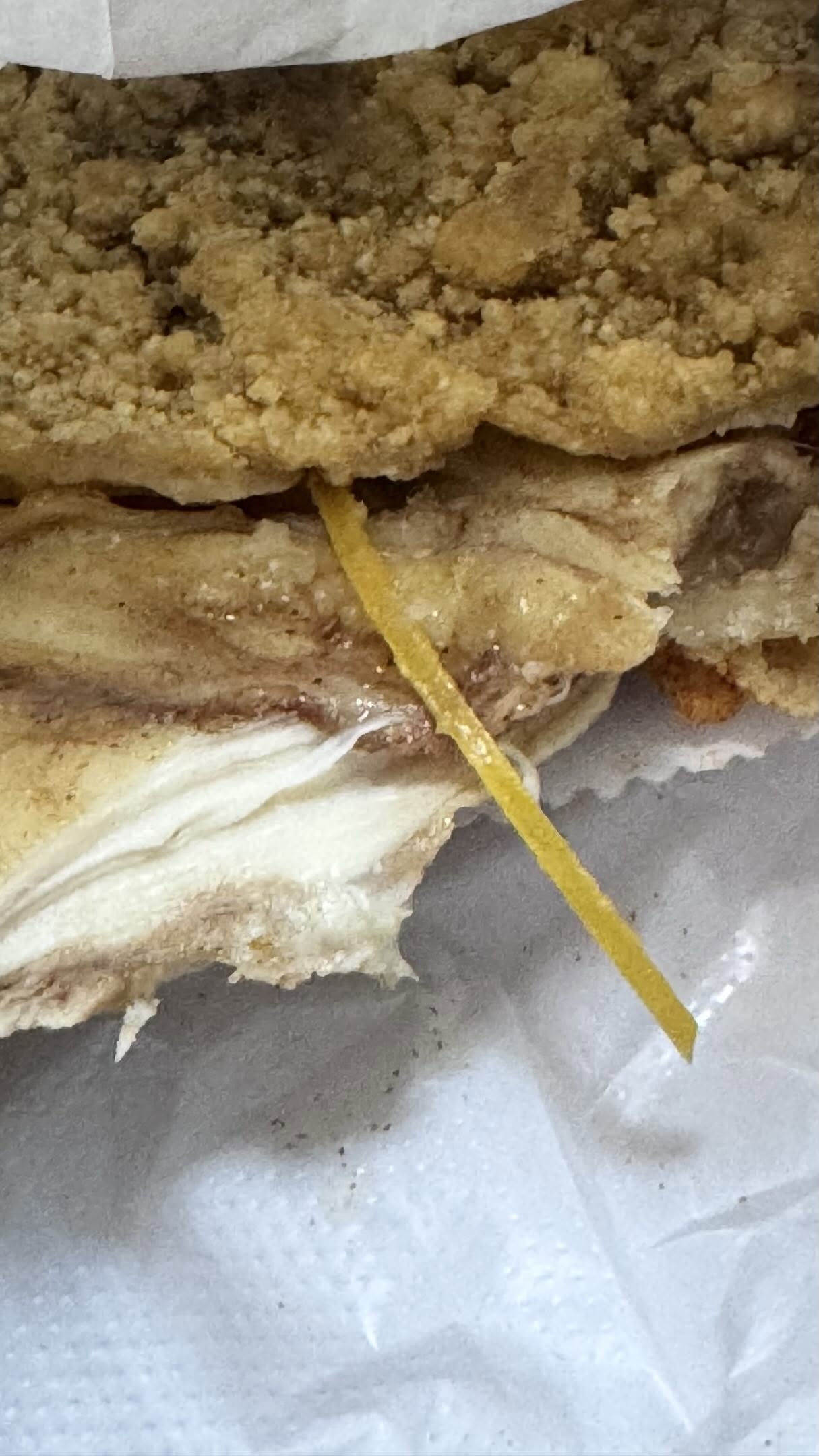 「食食下食到橡筋」 黃色長條異物極具彈性