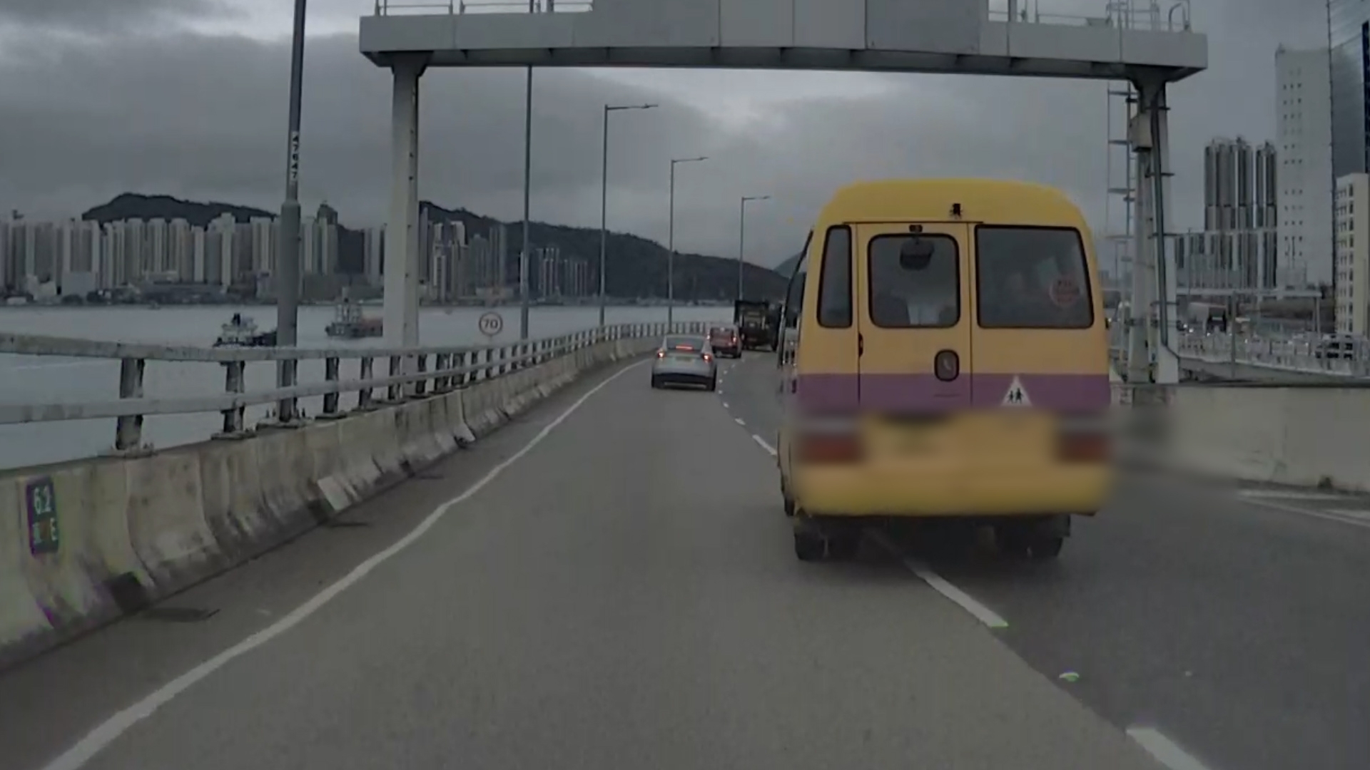 東張西望報料｜車Cam｜校巴東區走廊「左穿右插」仲疑似超速？觀眾報料：似揸紅Van咁