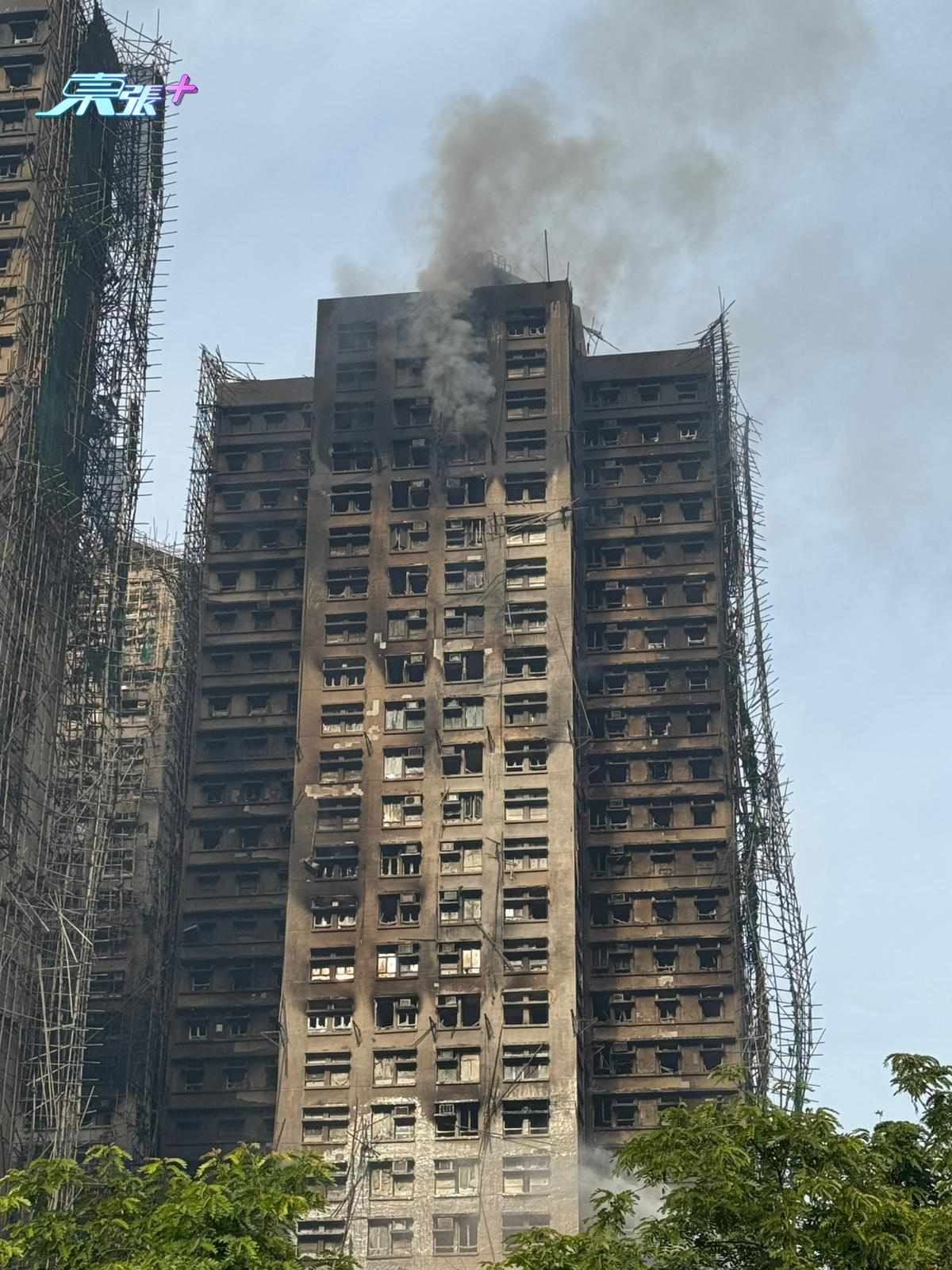 大埔宏福苑五級火｜《東張+》現場直擊仍有單位火光熊熊。(東張+記者攝)