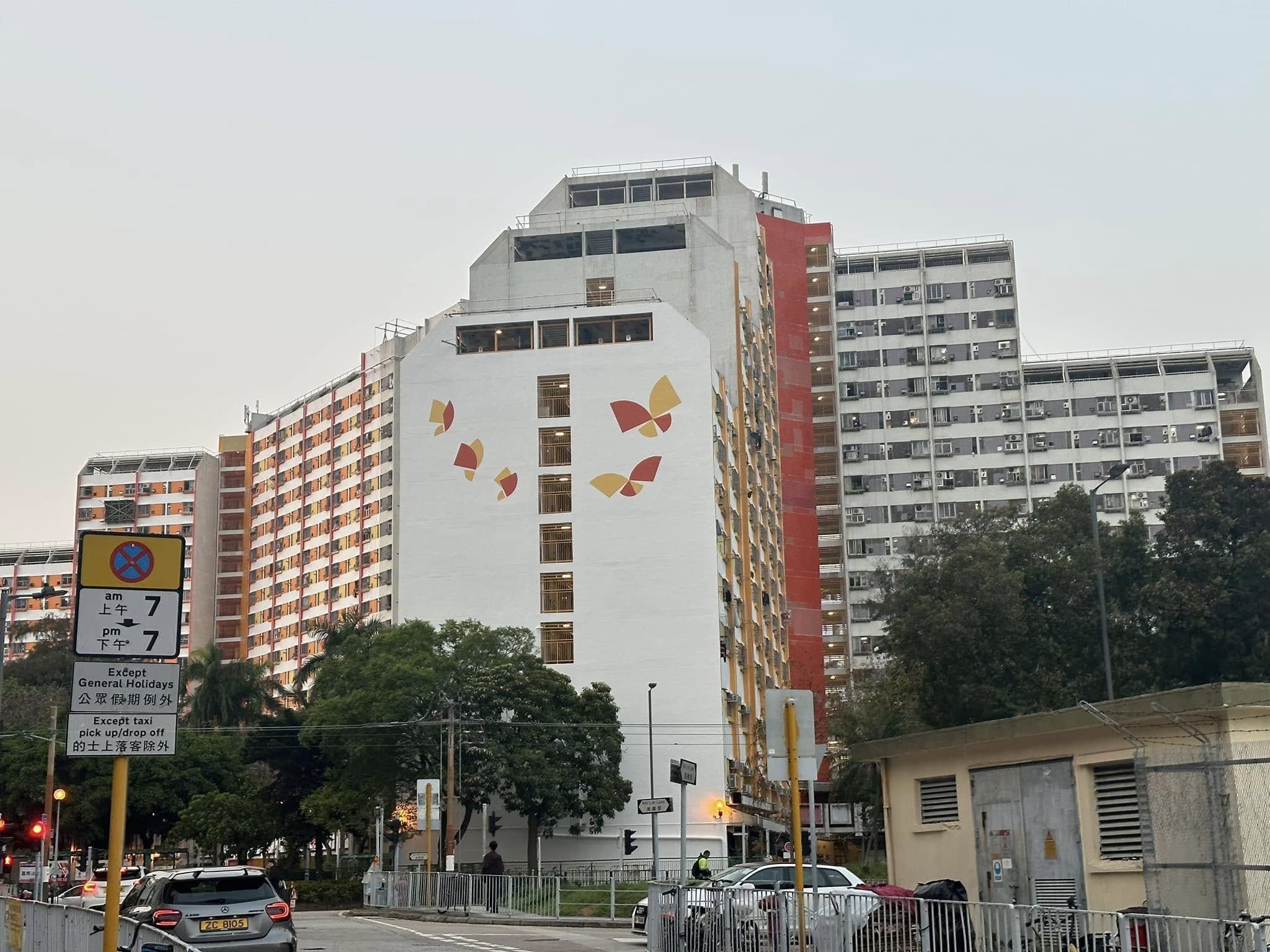可能是 1 人、摩天大樓、醫院和文字的圖像