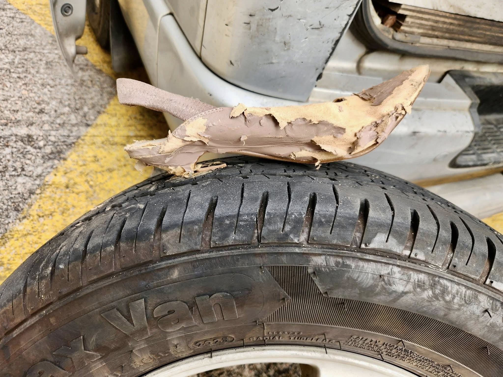 貨Van司機「奇遇記」遭高踭鞋插穿車呔　網民笑稱：去搵灰姑娘再買六合彩