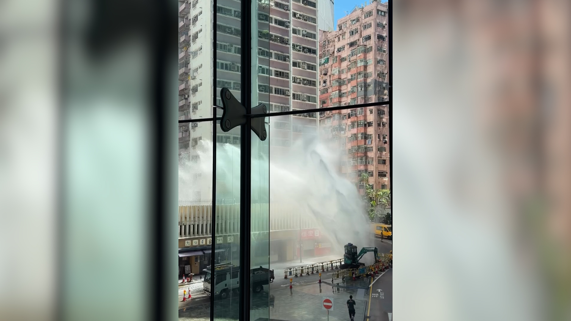 鰂魚涌工地爆水管噴射逾10米高　水柱波及鄰近食肆