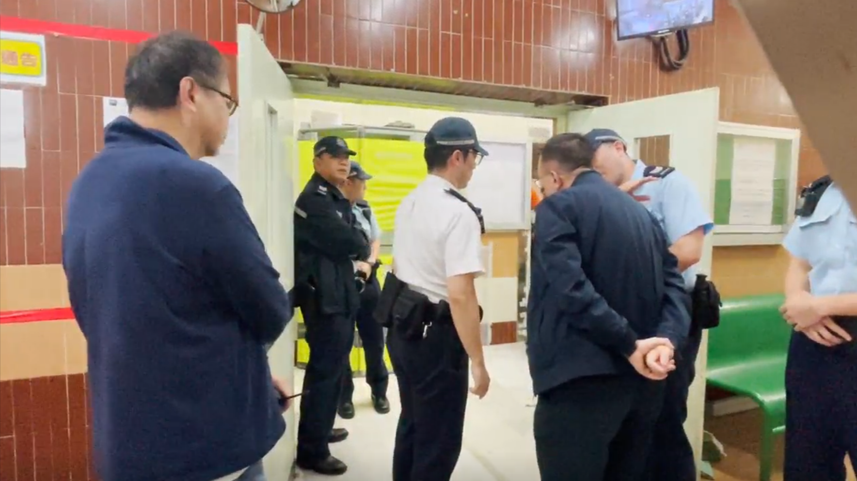 大埔宏福苑五級火｜安阻《東張》記者採訪兼報警