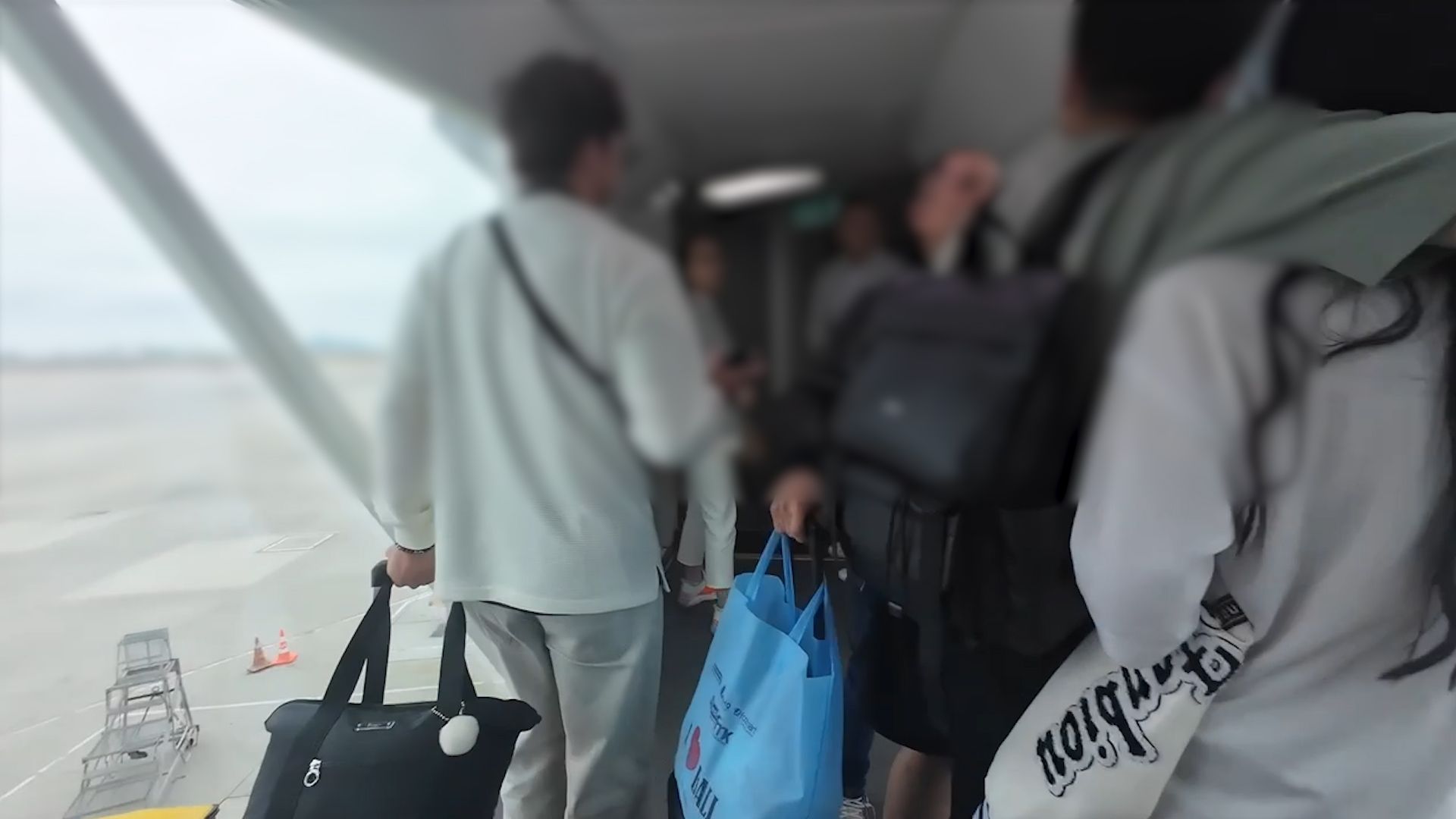 港航印尼峇厘航班惡夫婦罵空姐再撞乘客，男子一度揮拳兇人。