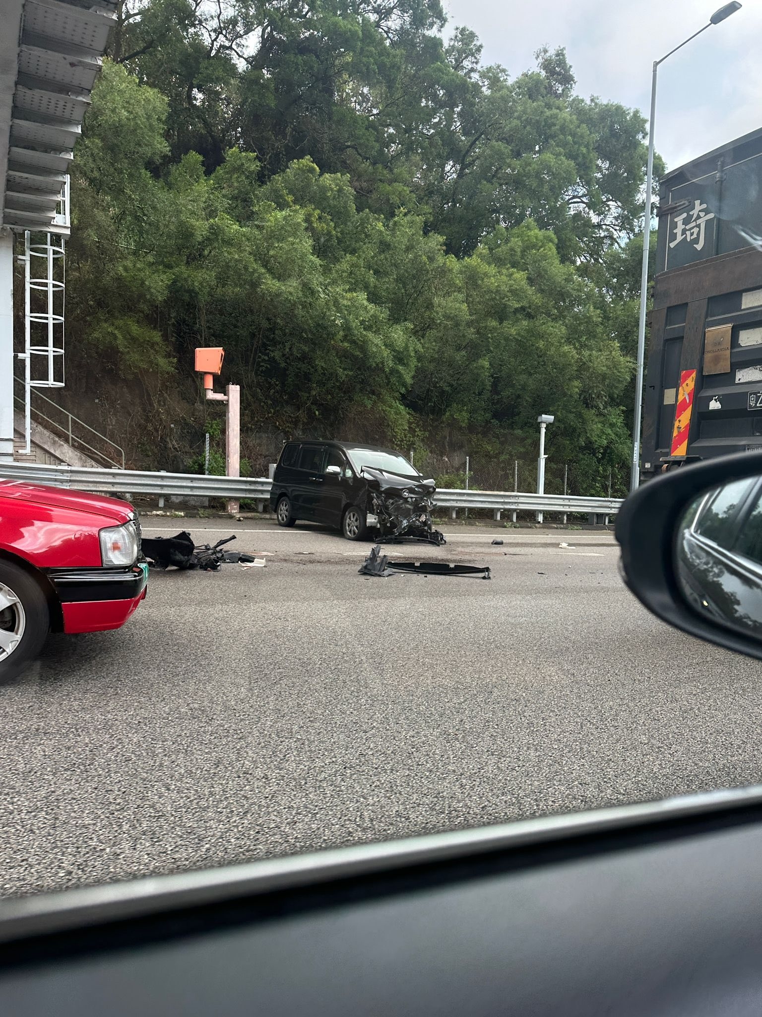 車Cam直擊｜吐露港公路七人車「舞龍」撞貨Van　再橫越三線撞壆停車