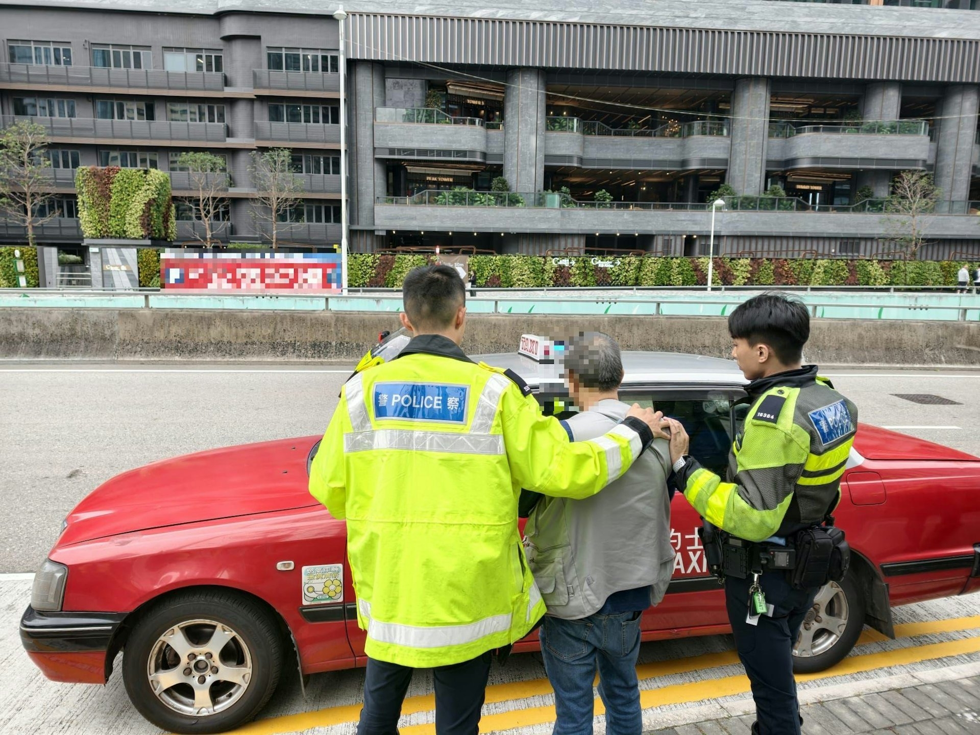 71歲男司機涉嫌「停牌期間駕駛」及「駕駛時沒有第三者保險」被捕。（警方圖片）