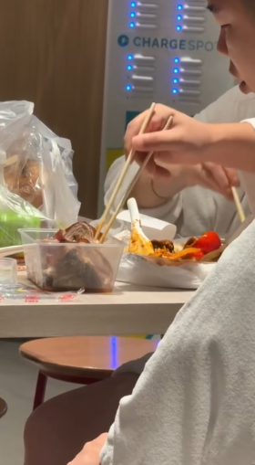 九龍KFC浴袍男女自攜燒鵝飯茄蛋飯霸位開餐　零消費遭網民炮轟