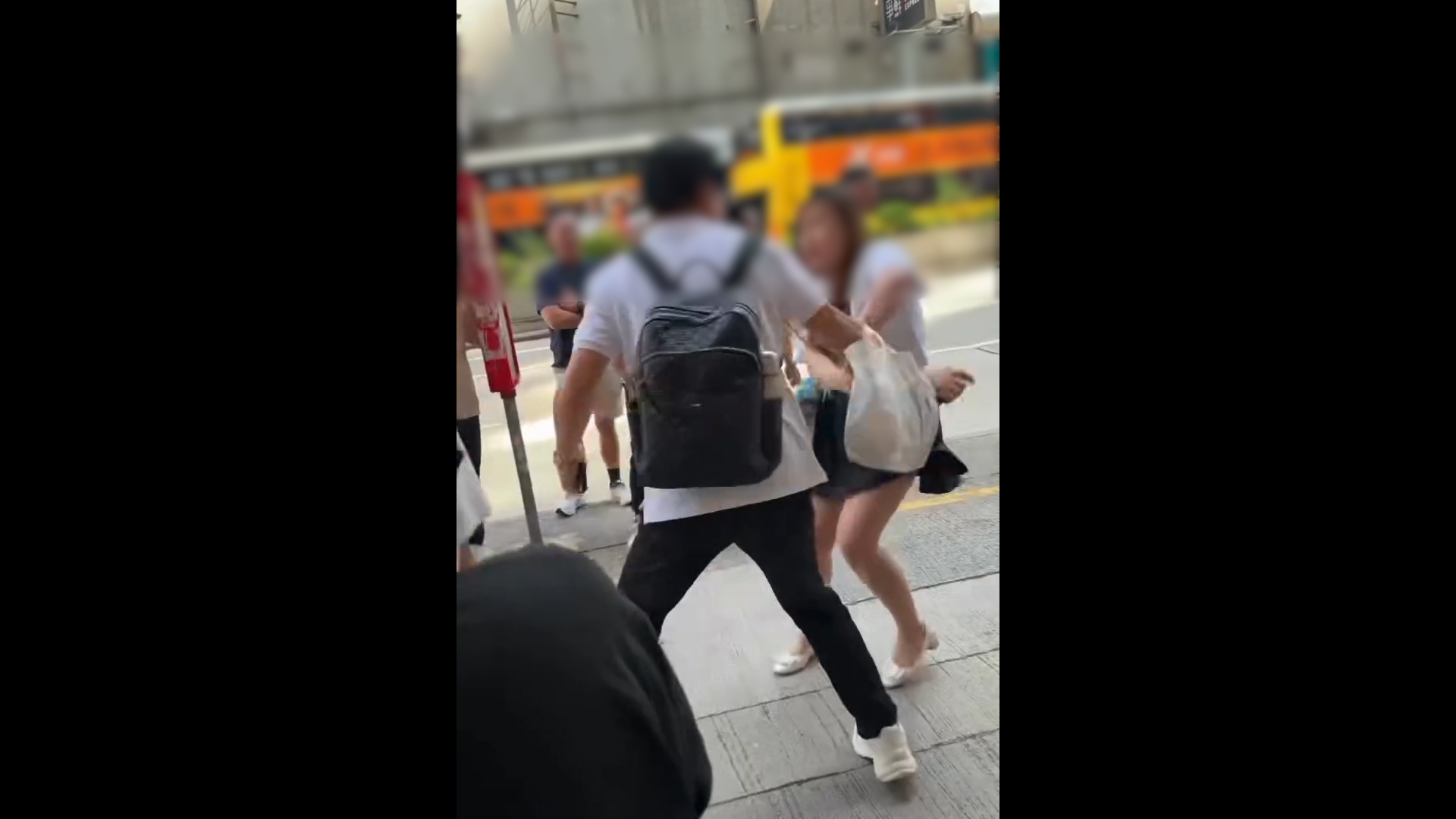 旺角MMA｜「麻甩佬」疑做Facial唔俾錢　女職員街頭追人搶電話惹關注