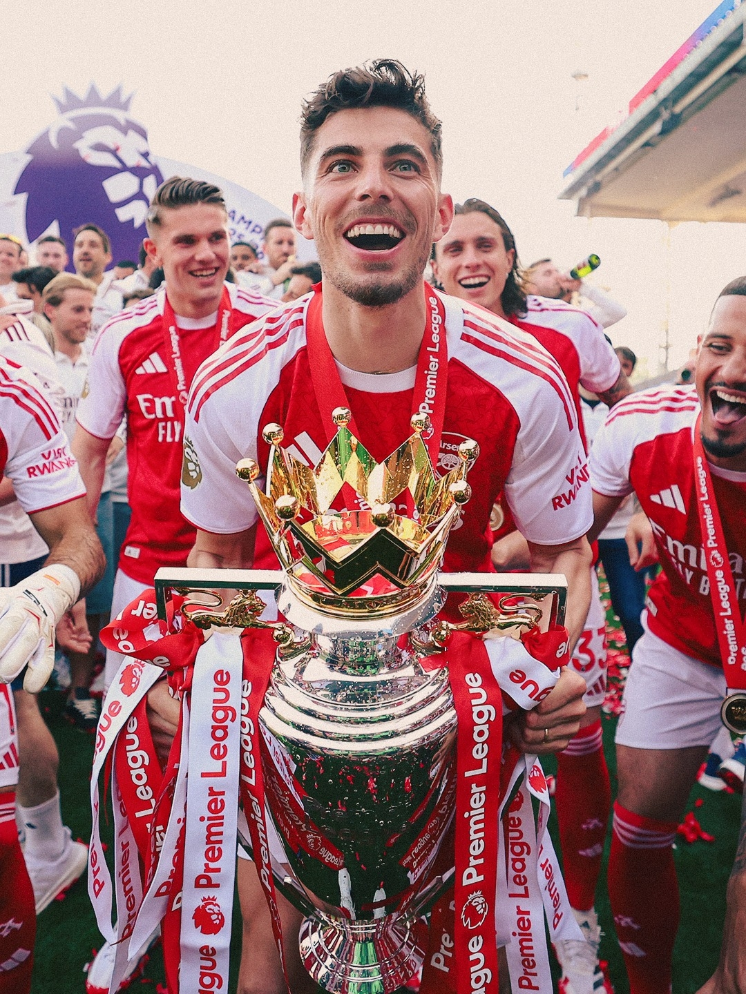 頒獎後，阿仙奴球員們紛紛與獎盃合照。（Facebook圖片／Arsenal）