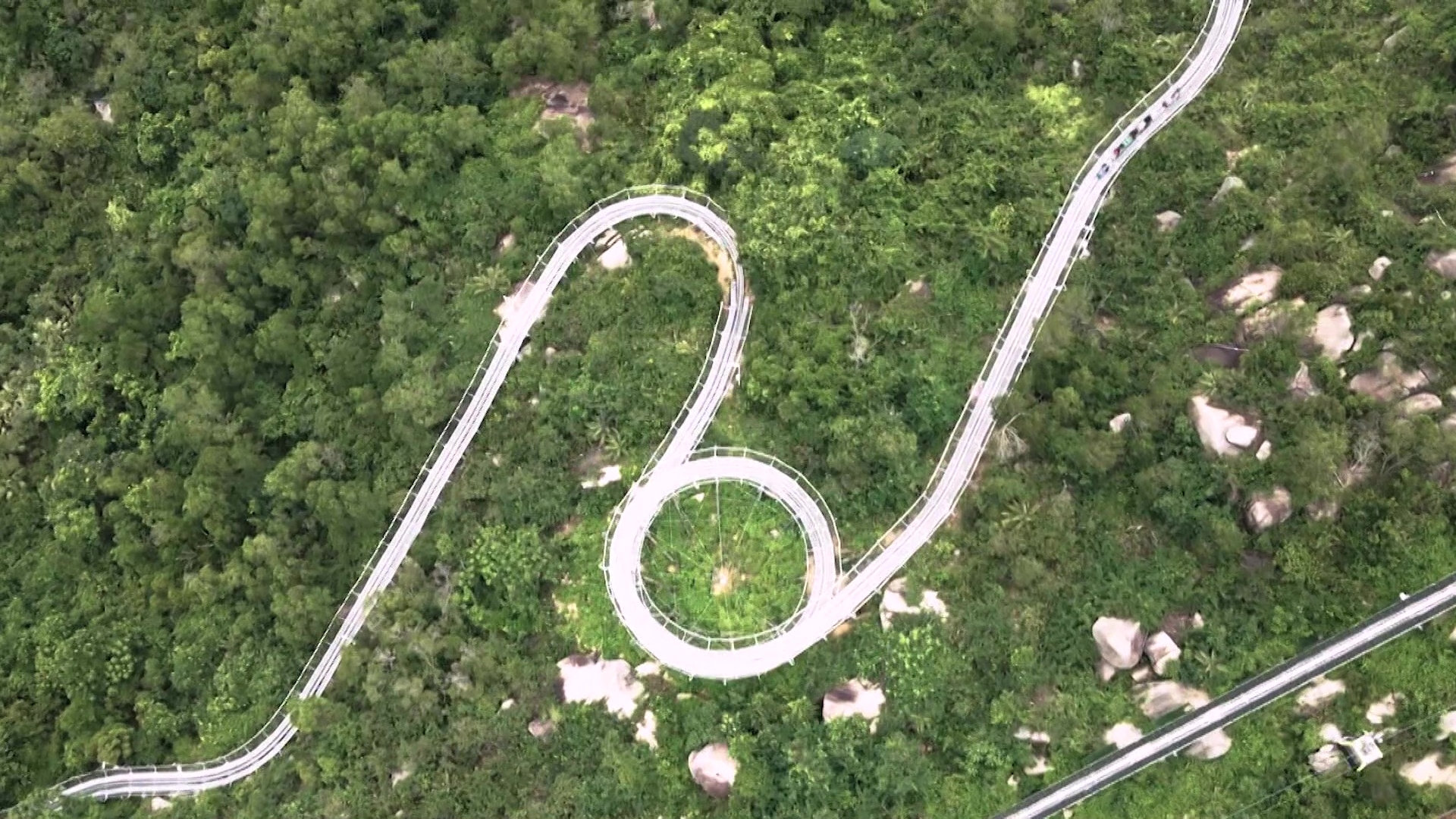 蔡潔及吳沚默挑戰坐衝鋒車落山體驗「極速傳說」。