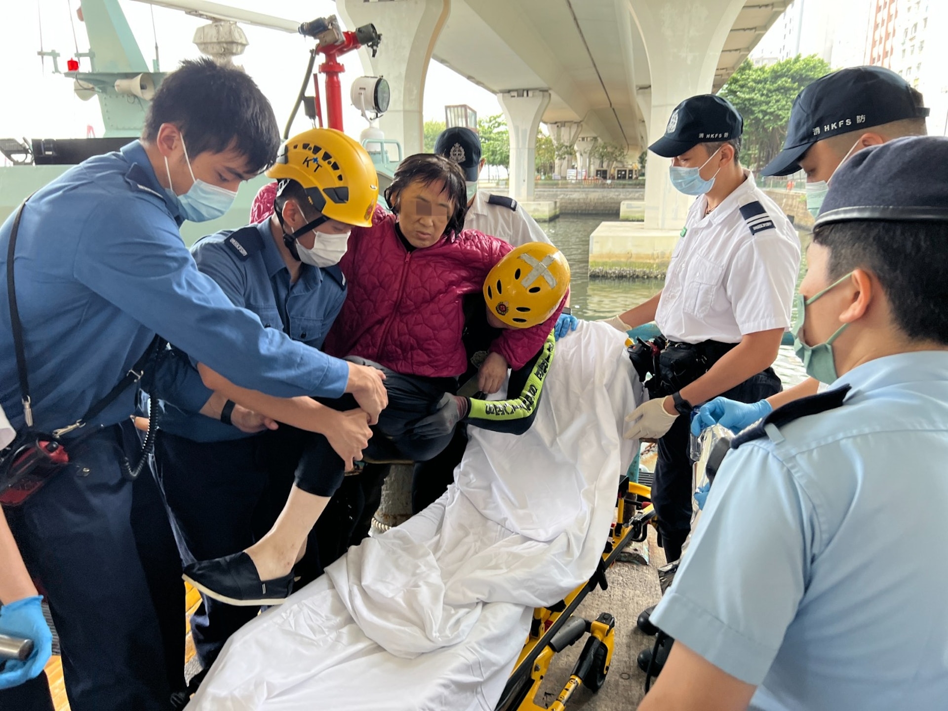 警方及消防員非常緊張，分別出動水警及滅火輪救援