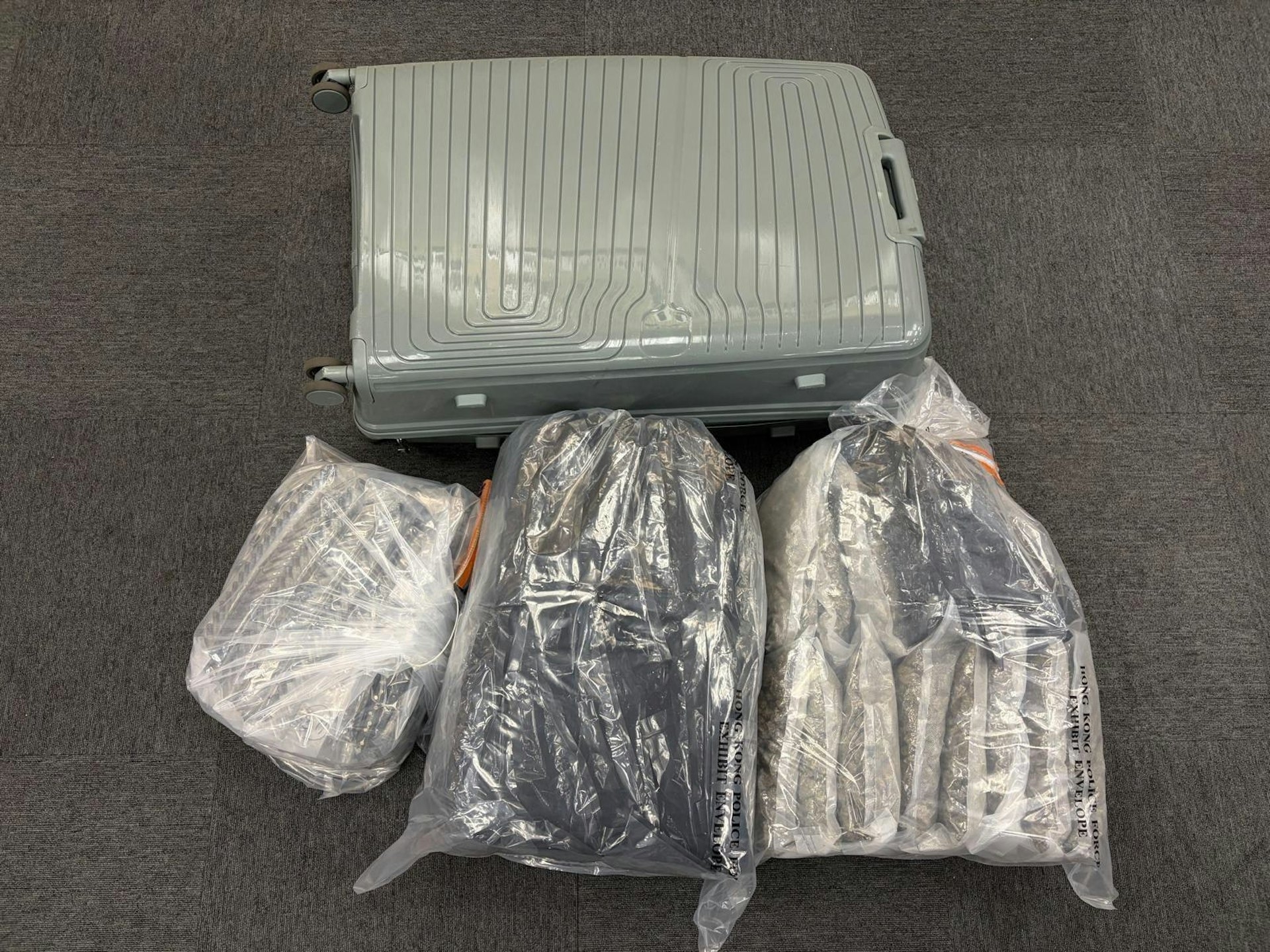 警方檢獲約16.5公斤懷疑大麻花、約1500粒懷疑依托咪酯煙彈、約650克懷疑依托咪酯粉末及一批製毒工具。（警方圖片）