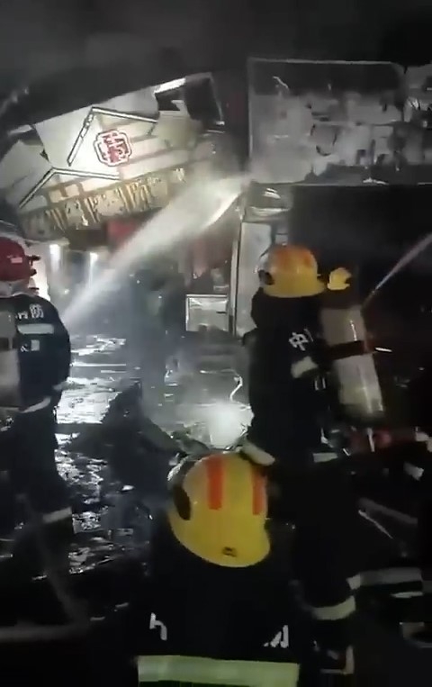 現場有消防等人員進行救援工作（網上影片截圖） 