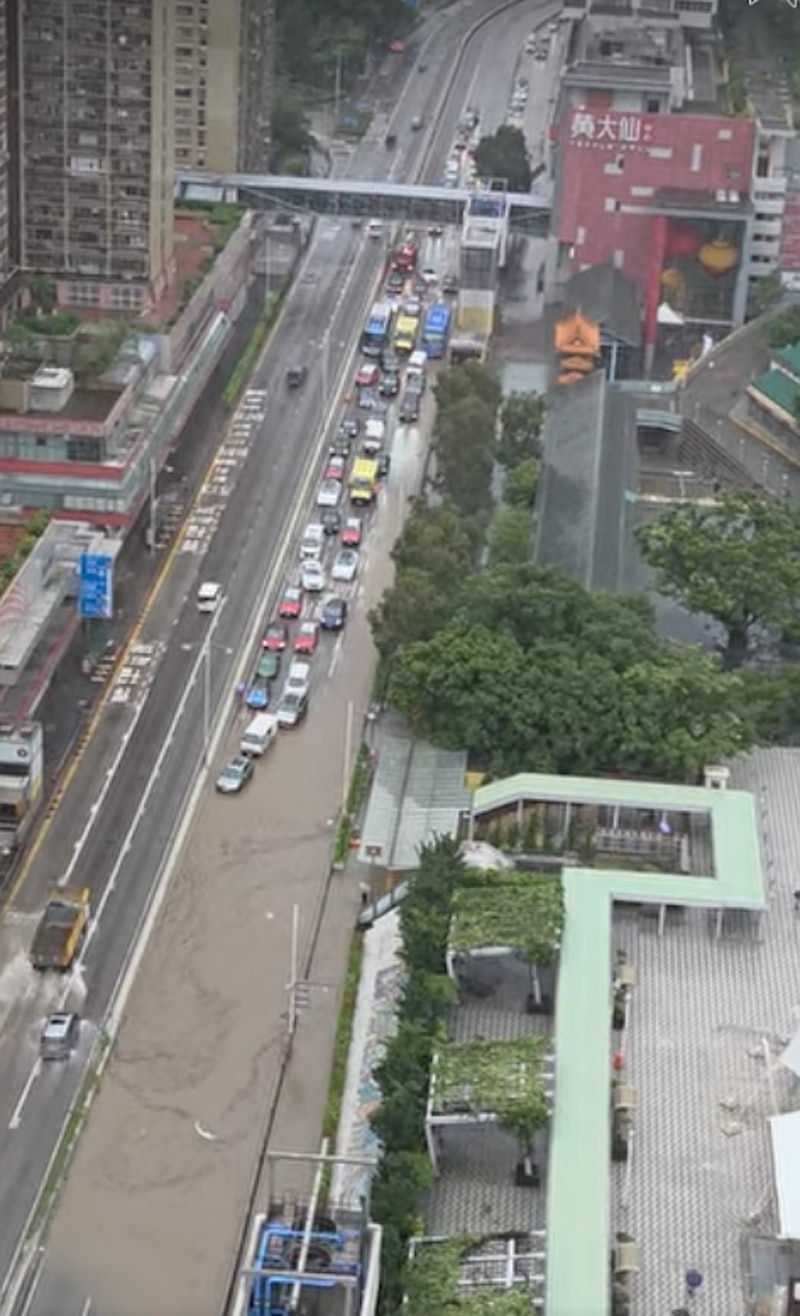 韋帕颱風｜打風後紅雨　龍翔道近黃大仙港鐵站水浸　黃大仙中心外積水浸車
