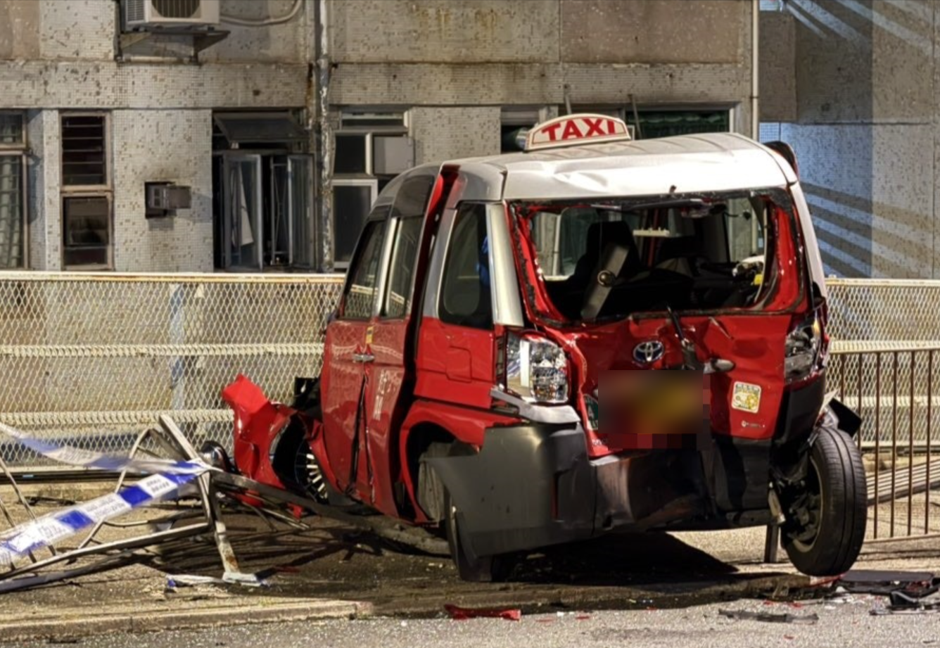 藍田的士遭客貨車推撞「慘成廢鐵」　衝鐵欄兼剷行人路全車變形