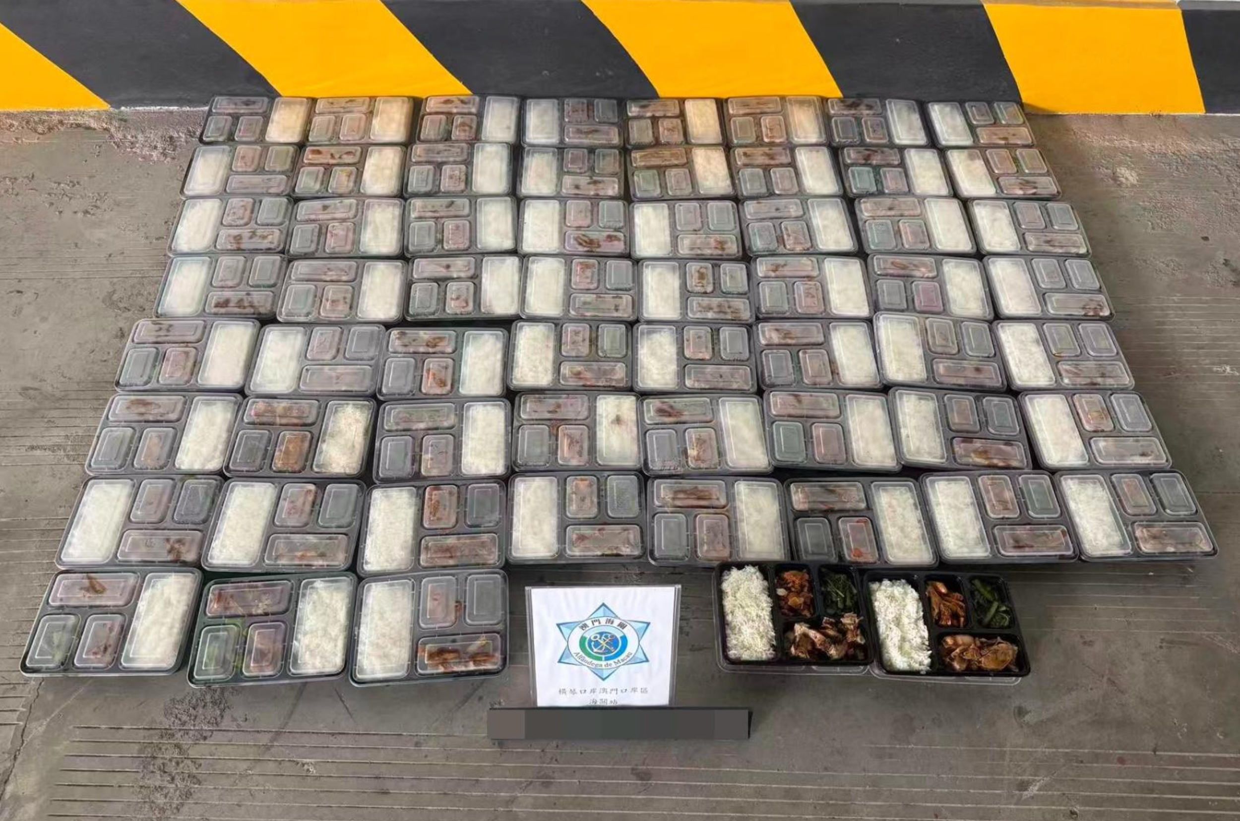 澳門男返內地買「51公斤飯盒」藏車尾箱偷運入境　口岸過關斷正被捕 （澳門海關提供）