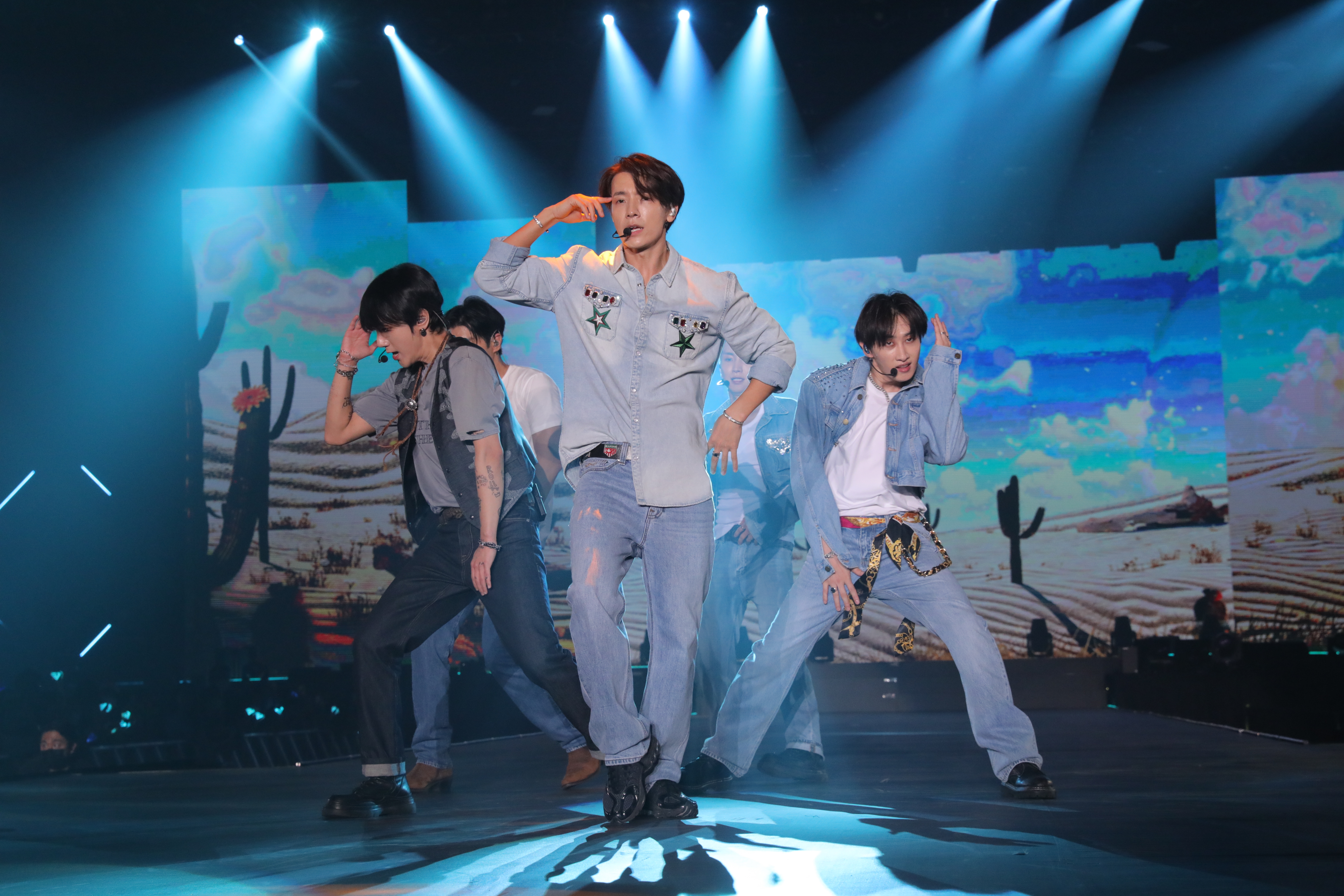 面對餓騷已久嘅香港歌迷，SJ成員出盡混身解數演出