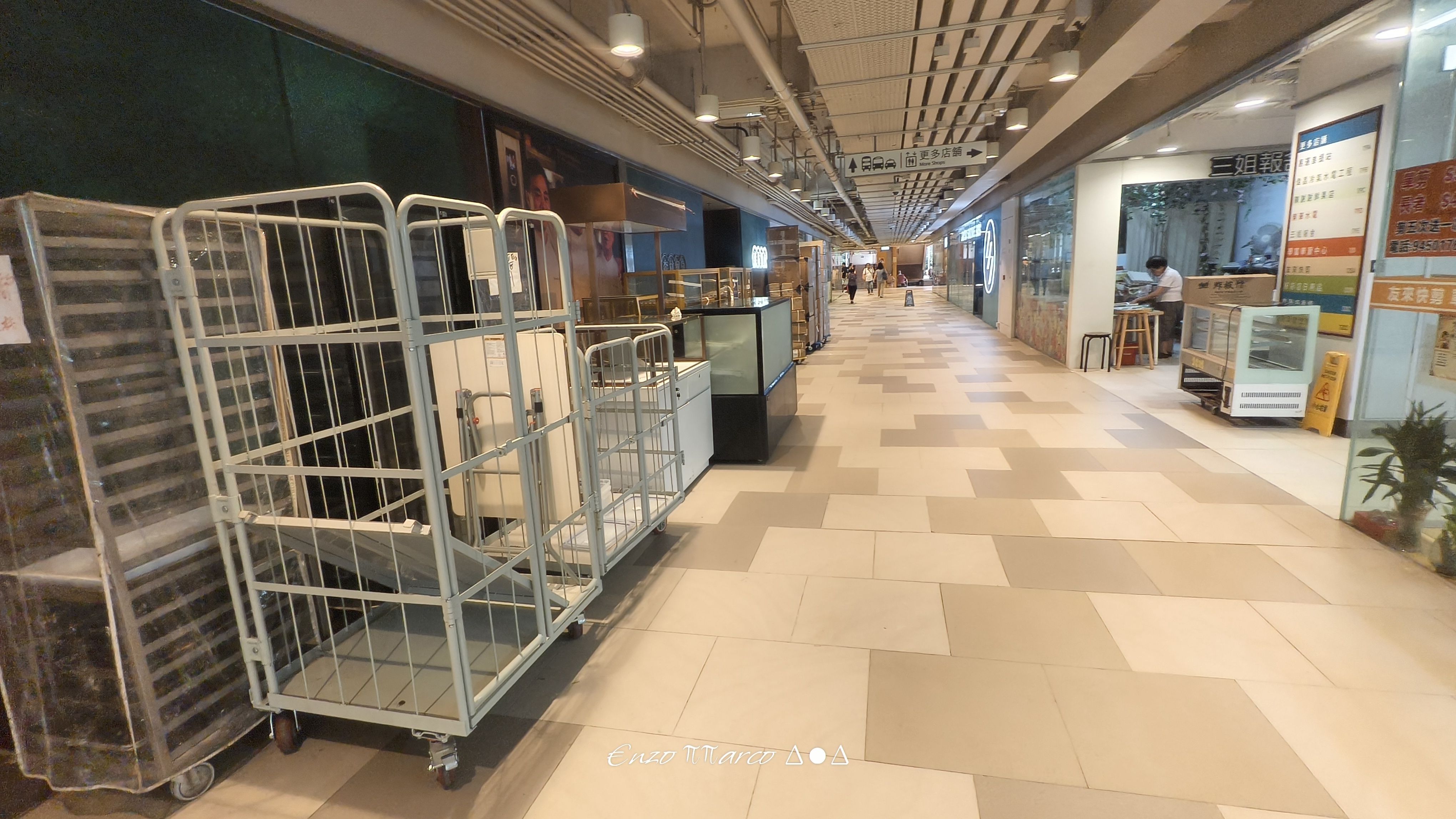 東張西望報料｜牛頭角商場麵包店疑長期霸佔公共通道　貨架紙箱堆滿走廊　街坊憂阻消防通道 （觀眾周先生報料）