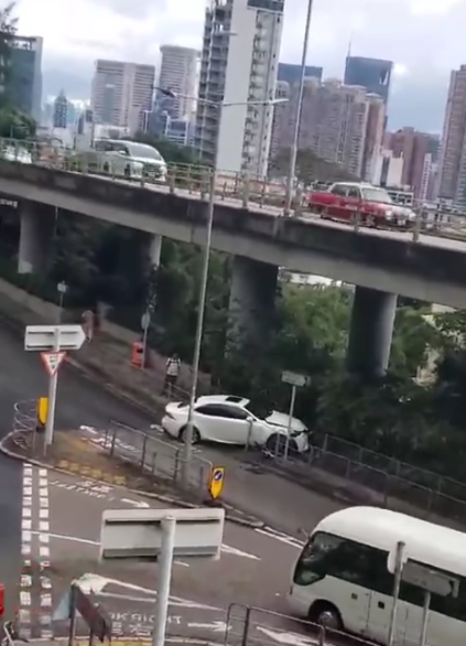 有片｜跑馬地私家車瘋狂亂駛鏟行人路。 (影片截圖)